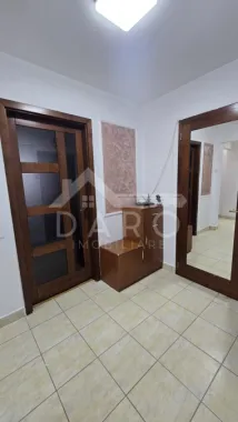 Închiriez apartament modern cu 3 camere, poziție centrala