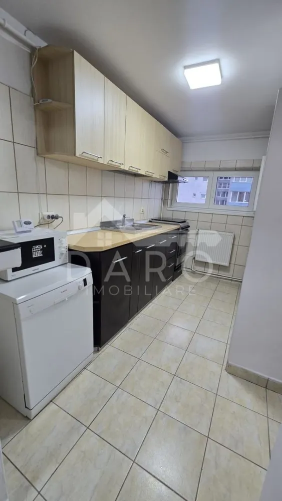 Închiriez apartament modern cu 3 camere, poziție centrala