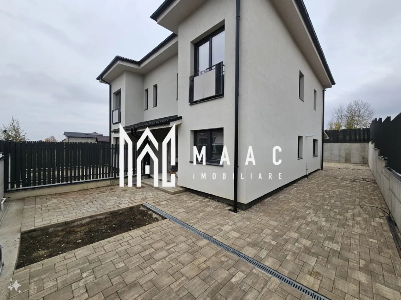 Casa Tip Duplex | 105MPU | Cisnadie | Curte proprie - MAAC Imobiliare vă prezintă această locuință, ideală pentru cei care caută un spațiu rezidențial de calitate, situată într-o zonă liniștită, cu vedere panoramică spre munte și oraș. Detalii Generale Tip Proprietate: Casă Tip Duplex Stare Interior: Finisat modern, predare la cheie (an finalizare 2025) An Construcție: 2024 (Construcție nouă din cărămidă) Suprafață Utilă: 105 mp Suprafață Construită: 154 mp Suprafață Terasă: 8,2 mp Acoperiș: Țiglă Încăperi și Configurație Nr. Camere: 5 Dormitoare: 2 Băi: 3 (cu geam la baie) Bucătării: 1 (bucătărie închisă) Balcoane: 1 Terase: 1 Mansardă: Inclusă Alte spații: Curte privată Dotări și Finisaje Izolații Termice: Izolație exterioară Geamuri: PVC tripan, ferestre care se deschid Uși: Ușă intrare PVC, uși interior MDF Pardoseli: Gresie, parchet laminat Pereți: Faianță, vopsea lavabilă Mobilier: Nemobilat Utilități și Confort Centrală proprie și încălzire prin pardoseală Parcare deschisă inclusă Interfon și conexiune wireless Acces facil la mijloace de transport în comun Priveliște și Localizare: Vedere panoramică spre munte și oraș Această proprietate reprezintă alegerea perfectă pentru un stil de viață modern, oferind un design contemporan și facilități complete. Pentru mai multe detalii sau pentru a programa o vizionare, vă rugăm să ne contactați specificând ID: CP2241553 }}