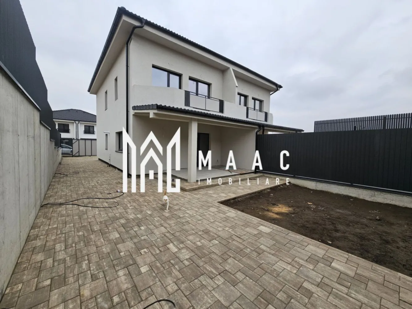 Casa Tip Duplex | 105MPU | Cisnadie | Curte proprie - MAAC Imobiliare vă prezintă această locuință, ideală pentru cei care caută un spațiu rezidențial de calitate, situată într-o zonă liniștită, cu vedere panoramică spre munte și oraș. Detalii Generale Tip Proprietate: Casă Tip Duplex Stare Interior: Finisat modern, predare la cheie (an finalizare 2025) An Construcție: 2024 (Construcție nouă din cărămidă) Suprafață Utilă: 105 mp Suprafață Construită: 154 mp Suprafață Terasă: 8,2 mp Acoperiș: Țiglă Încăperi și Configurație Nr. Camere: 5 Dormitoare: 2 Băi: 3 (cu geam la baie) Bucătării: 1 (bucătărie închisă) Balcoane: 1 Terase: 1 Mansardă: Inclusă Alte spații: Curte privată Dotări și Finisaje Izolații Termice: Izolație exterioară Geamuri: PVC tripan, ferestre care se deschid Uși: Ușă intrare PVC, uși interior MDF Pardoseli: Gresie, parchet laminat Pereți: Faianță, vopsea lavabilă Mobilier: Nemobilat Utilități și Confort Centrală proprie și încălzire prin pardoseală Parcare deschisă inclusă Interfon și conexiune wireless Acces facil la mijloace de transport în comun Priveliște și Localizare: Vedere panoramică spre munte și oraș Această proprietate reprezintă alegerea perfectă pentru un stil de viață modern, oferind un design contemporan și facilități complete. Pentru mai multe detalii sau pentru a programa o vizionare, vă rugăm să ne contactați specificând ID: CP2241553 }}