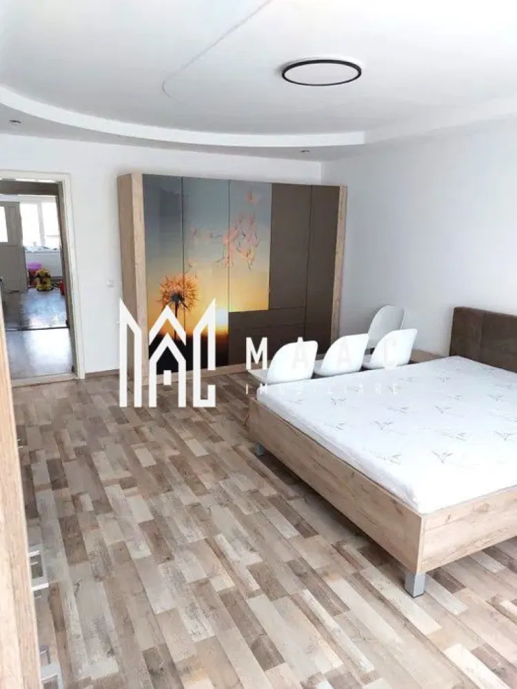 Apartament la casa 4 camere | Decomandat | Valea Aurie - MAAC Imobiliare vă propune spre vânzare un apartament la casa cu 4 camere decomandat, la etajul 1 al unui imobil situat în Valea Aurie. Locuinta are o suprafata utila de 92 mp si este compartimentata astfel: living cu spatiu pentru luat masa, bucatarie inchisa, 3 dormitoare, 2 bai ( o baie principala, are cada si o baie de serviciu cu geam de aerisire). Apartamentul se vinde complet mobilat si utilat cu: aragaz cu cuptor, frigider, masina de salat rufe , TV. Se poate achizitiona boxa la demisolul imobilului. Proprietatea sa preda renovata. In apropiere, ca si puncte de interes: scoli, magazine ( Profi, Mega Image), statii pentru transportul in comun, parc, Inspectoratul de Jandarmi, la aproximativ 1 km de Zoo. Pentru mai multe detalii precizati telefonic ca ati vazut anuntul cu ID: CP2012909 }}