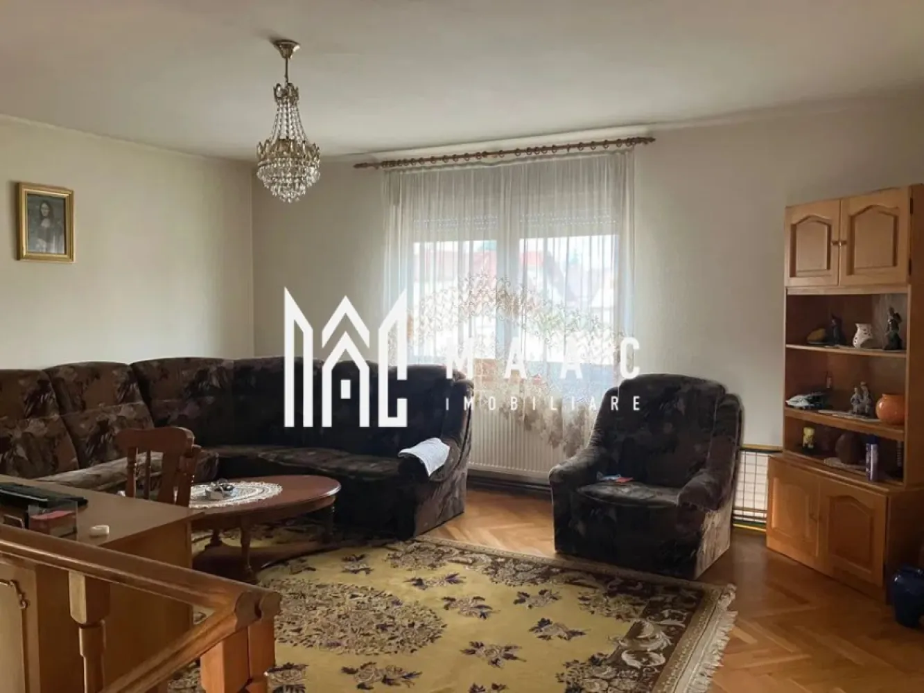 Casa 6 camere I 263 MPU I 700 MP Teren I Talmaciu - MAAC Imobiliare vă propunem spre vânzare o casă spațioasă, situată ultracentral în Tălmaciu, cu acces facil la toate punctele de interes: magazine, gară, școală, farmacie și alte facilități, aflate la doar câteva minute de mers pe jos. Imobilul are o suprafață utilă de 263 mp și este amplasat pe un teren de 700 mp. Casa dispune de două intrări și este structurată pe două etaje + pod mansardabil, oferind multiple posibilități de compartimentare și utilizare. Compartimentare: - 2 livinguri - 4 camere - 2 băi - bucătărie cu mobilier la comandă și aparatură aproape nouă, inclusiv mașină de spălat vase - cămară - terasă închisă - 2 pivnițe - bucătărie de vară - spații de depozitare/magazii Casa beneficiază de scară interioară, parchet masiv în stare foarte bună și un dormitor foarte generos, dotat cu sobă de teracotă amplasată între dormitor și baie, suplimentar față de sistemul de încălzire centralizat. Încălzirea se realizează prin centrală pe gaz, completată de două sobe de teracotă pe lemne. Proprietatea include și garaj pentru o mașină, cu posibilitatea de transformare în spațiu comercial. Această proprietate este ideală atât pentru locuință familială, cât și pentru investiție sau activitate comercială, datorită poziției ultracentrale și a accesului facil. Pentru mai multe detalii si programarea unei vizionari va rugam sa specificati ID: CP2853350 }}