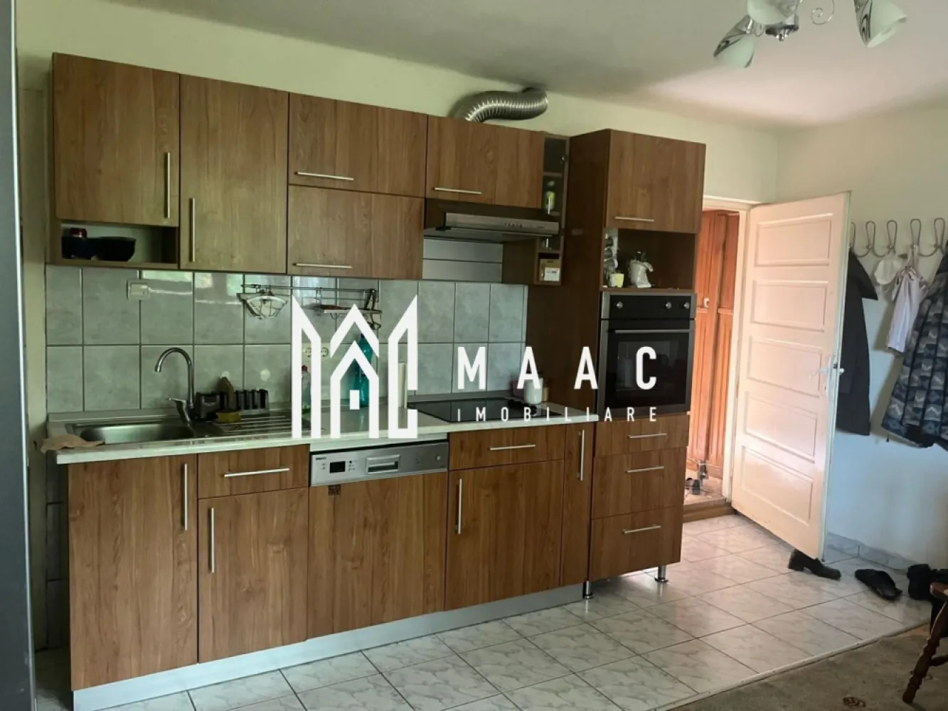 Casa 6 camere I 263 MPU I 700 MP Teren I Talmaciu - MAAC Imobiliare vă propunem spre vânzare o casă spațioasă, situată ultracentral în Tălmaciu, cu acces facil la toate punctele de interes: magazine, gară, școală, farmacie și alte facilități, aflate la doar câteva minute de mers pe jos. Imobilul are o suprafață utilă de 263 mp și este amplasat pe un teren de 700 mp. Casa dispune de două intrări și este structurată pe două etaje + pod mansardabil, oferind multiple posibilități de compartimentare și utilizare. Compartimentare: - 2 livinguri - 4 camere - 2 băi - bucătărie cu mobilier la comandă și aparatură aproape nouă, inclusiv mașină de spălat vase - cămară - terasă închisă - 2 pivnițe - bucătărie de vară - spații de depozitare/magazii Casa beneficiază de scară interioară, parchet masiv în stare foarte bună și un dormitor foarte generos, dotat cu sobă de teracotă amplasată între dormitor și baie, suplimentar față de sistemul de încălzire centralizat. Încălzirea se realizează prin centrală pe gaz, completată de două sobe de teracotă pe lemne. Proprietatea include și garaj pentru o mașină, cu posibilitatea de transformare în spațiu comercial. Această proprietate este ideală atât pentru locuință familială, cât și pentru investiție sau activitate comercială, datorită poziției ultracentrale și a accesului facil. Pentru mai multe detalii si programarea unei vizionari va rugam sa specificati ID: CP2853350 }}