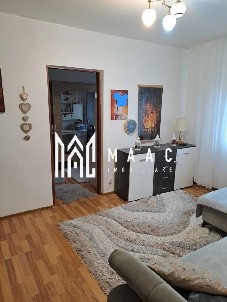 Apartament 2 Camere I Etaj Intermediar I Zona Vasile Aaron - Se oferă spre vânzare apartament cu 2 camere, situat într-un imobil solid, amplasat într-o zonă liniștită și bine conectată a cartierului Vasile Aron, ideal atât pentru locuință proprie, cât și pentru investiție. Caracteristici principale: Etaj: 4 din 5 Compartimentare: hol, bucătărie separată, baie și două dormitoare Orientare: Sud-Vest – apartament luminos, cu lumină naturală pe tot parcursul zilei Structură imobil: beton, izolat exterior Clasă energetică: B Dotări și utilități: Centrală termică proprie pe gaz Încălzire prin calorifere Branșat la toate utilitățile: gaz, electricitate, cablu TV și internet Localizare și avantaje: Imobilul beneficiază de o poziționare excelentă, cu acces facil către: mijloace de transport în comun școală și grădiniță piață agroalimentară centre comerciale farmacii și alte puncte de interes Apartamentul reprezintă o alegere potrivită pentru cei care caută o locuință într-o zonă dezvoltată, cu toate facilitățile în apropiere. Pentru informati si vizionari: ID: CP2928536 }}