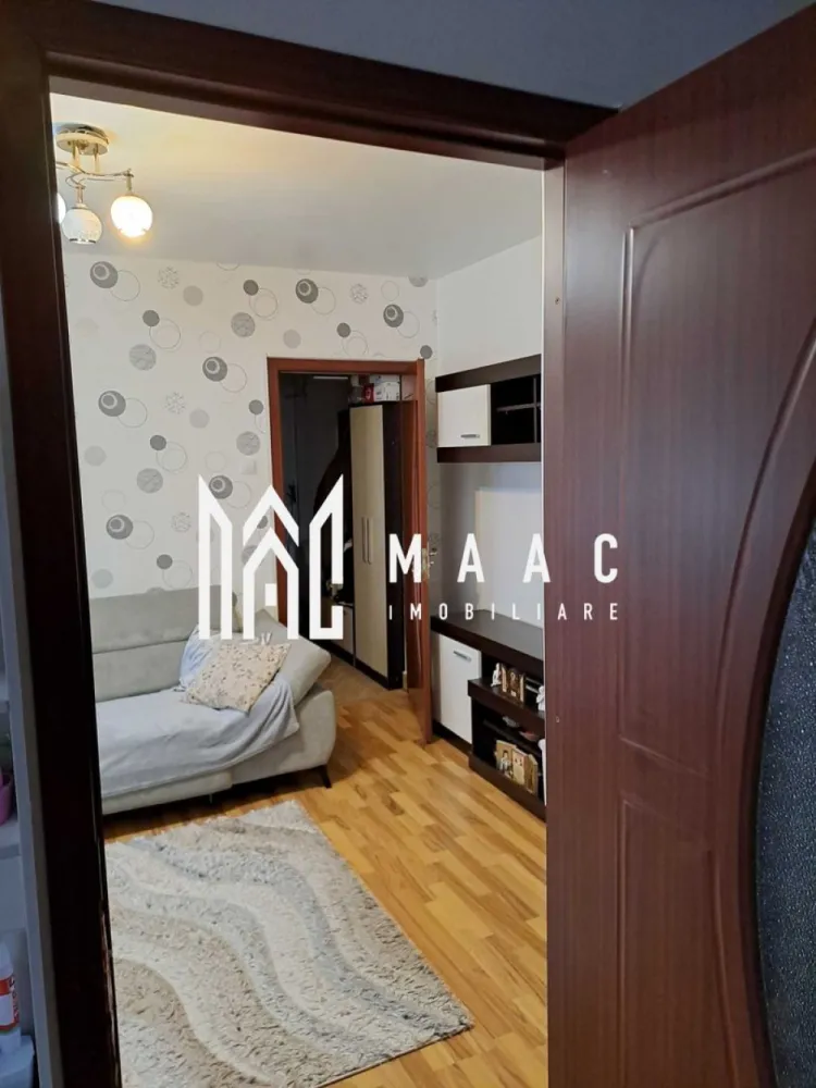 Apartament 2 Camere I Etaj Intermediar I Zona Vasile Aaron - Se oferă spre vânzare apartament cu 2 camere, situat într-un imobil solid, amplasat într-o zonă liniștită și bine conectată a cartierului Vasile Aron, ideal atât pentru locuință proprie, cât și pentru investiție. Caracteristici principale: Etaj: 4 din 5 Compartimentare: hol, bucătărie separată, baie și două dormitoare Orientare: Sud-Vest – apartament luminos, cu lumină naturală pe tot parcursul zilei Structură imobil: beton, izolat exterior Clasă energetică: B Dotări și utilități: Centrală termică proprie pe gaz Încălzire prin calorifere Branșat la toate utilitățile: gaz, electricitate, cablu TV și internet Localizare și avantaje: Imobilul beneficiază de o poziționare excelentă, cu acces facil către: mijloace de transport în comun școală și grădiniță piață agroalimentară centre comerciale farmacii și alte puncte de interes Apartamentul reprezintă o alegere potrivită pentru cei care caută o locuință într-o zonă dezvoltată, cu toate facilitățile în apropiere. Pentru informati si vizionari: ID: CP2928536 }}