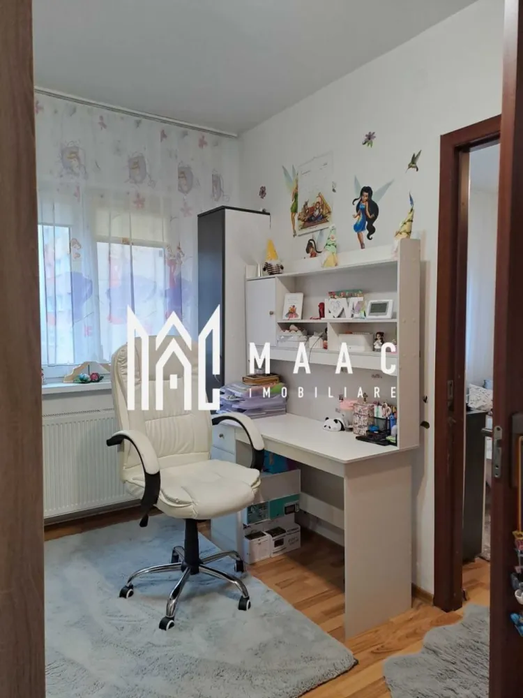 Apartament 2 Camere I Etaj Intermediar I Zona Vasile Aaron - Se oferă spre vânzare apartament cu 2 camere, situat într-un imobil solid, amplasat într-o zonă liniștită și bine conectată a cartierului Vasile Aron, ideal atât pentru locuință proprie, cât și pentru investiție. Caracteristici principale: Etaj: 4 din 5 Compartimentare: hol, bucătărie separată, baie și două dormitoare Orientare: Sud-Vest – apartament luminos, cu lumină naturală pe tot parcursul zilei Structură imobil: beton, izolat exterior Clasă energetică: B Dotări și utilități: Centrală termică proprie pe gaz Încălzire prin calorifere Branșat la toate utilitățile: gaz, electricitate, cablu TV și internet Localizare și avantaje: Imobilul beneficiază de o poziționare excelentă, cu acces facil către: mijloace de transport în comun școală și grădiniță piață agroalimentară centre comerciale farmacii și alte puncte de interes Apartamentul reprezintă o alegere potrivită pentru cei care caută o locuință într-o zonă dezvoltată, cu toate facilitățile în apropiere. Pentru informati si vizionari: ID: CP2928536 }}