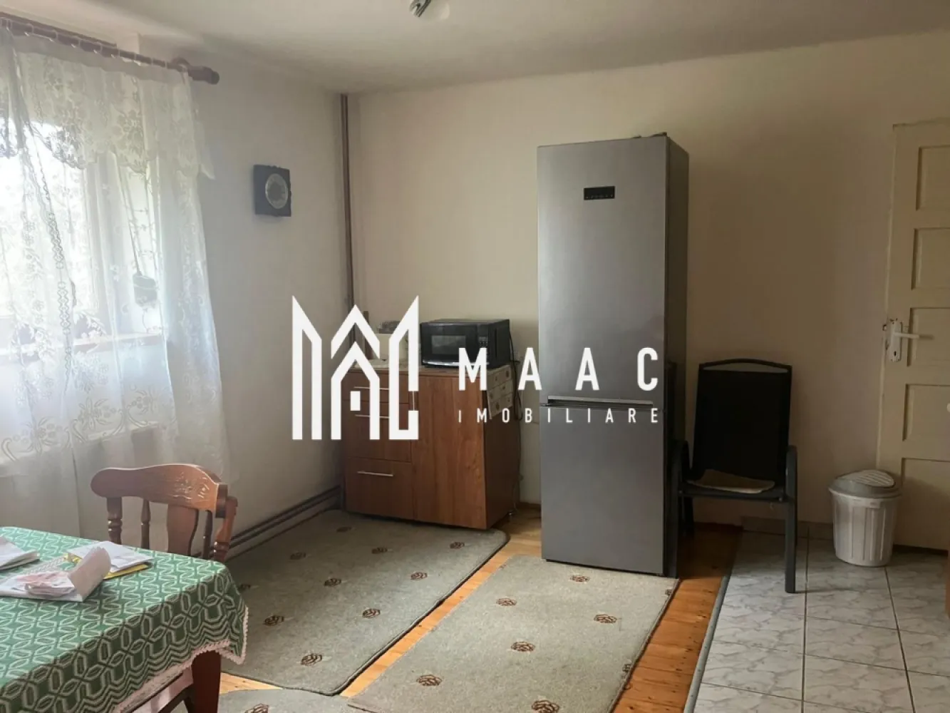 Casa 6 camere I 263 MPU I 700 MP Teren I Talmaciu - MAAC Imobiliare vă propunem spre vânzare o casă spațioasă, situată ultracentral în Tălmaciu, cu acces facil la toate punctele de interes: magazine, gară, școală, farmacie și alte facilități, aflate la doar câteva minute de mers pe jos. Imobilul are o suprafață utilă de 263 mp și este amplasat pe un teren de 700 mp. Casa dispune de două intrări și este structurată pe două etaje + pod mansardabil, oferind multiple posibilități de compartimentare și utilizare. Compartimentare: - 2 livinguri - 4 camere - 2 băi - bucătărie cu mobilier la comandă și aparatură aproape nouă, inclusiv mașină de spălat vase - cămară - terasă închisă - 2 pivnițe - bucătărie de vară - spații de depozitare/magazii Casa beneficiază de scară interioară, parchet masiv în stare foarte bună și un dormitor foarte generos, dotat cu sobă de teracotă amplasată între dormitor și baie, suplimentar față de sistemul de încălzire centralizat. Încălzirea se realizează prin centrală pe gaz, completată de două sobe de teracotă pe lemne. Proprietatea include și garaj pentru o mașină, cu posibilitatea de transformare în spațiu comercial. Această proprietate este ideală atât pentru locuință familială, cât și pentru investiție sau activitate comercială, datorită poziției ultracentrale și a accesului facil. Pentru mai multe detalii si programarea unei vizionari va rugam sa specificati ID: CP2853350 }}