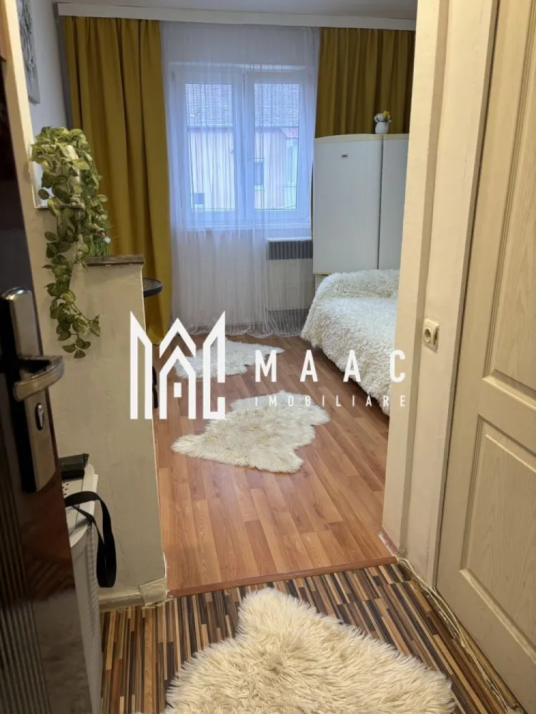 Apartament 1 Camera I Renovat I Etaj 4/5 I Vasile Aaron - Se oferă spre vânzare o garsonieră practică și bine organizată, situată la etajul 4, cu o suprafață utilă de 15 mp, ideală pentru locuit sau investiție. Locuința se remarcă printr-un design simplu și funcțional, amenajată în stil scandinav, care oferă un ambient plăcut și luminos. Baia este modernă, finisată cu materiale ceramice de calitate și mobilier solid din lemn, asigurând confort și durabilitate. Caracteristici principale: suprafață utilă: 15 mp situată la etajul 4 complet mobilată și utilată baie modernă amenajare practică și eficientă Avantaje locație: Imobilul este amplasat într-o zonă urbană cu acces facil către multiple puncte de interes: magazine și supermarketuri stații de autobuz școli și grădinițe parcuri și zone verzi centre culturale, cinematografe și muzee Datorită poziției și compartimentării eficiente, proprietatea reprezintă o alegere excelentă atât pentru locuință personală, cât și pentru investiție, având potențial bun de închiriere. Pentru informati si vizionari:ID: CP2928540 }}