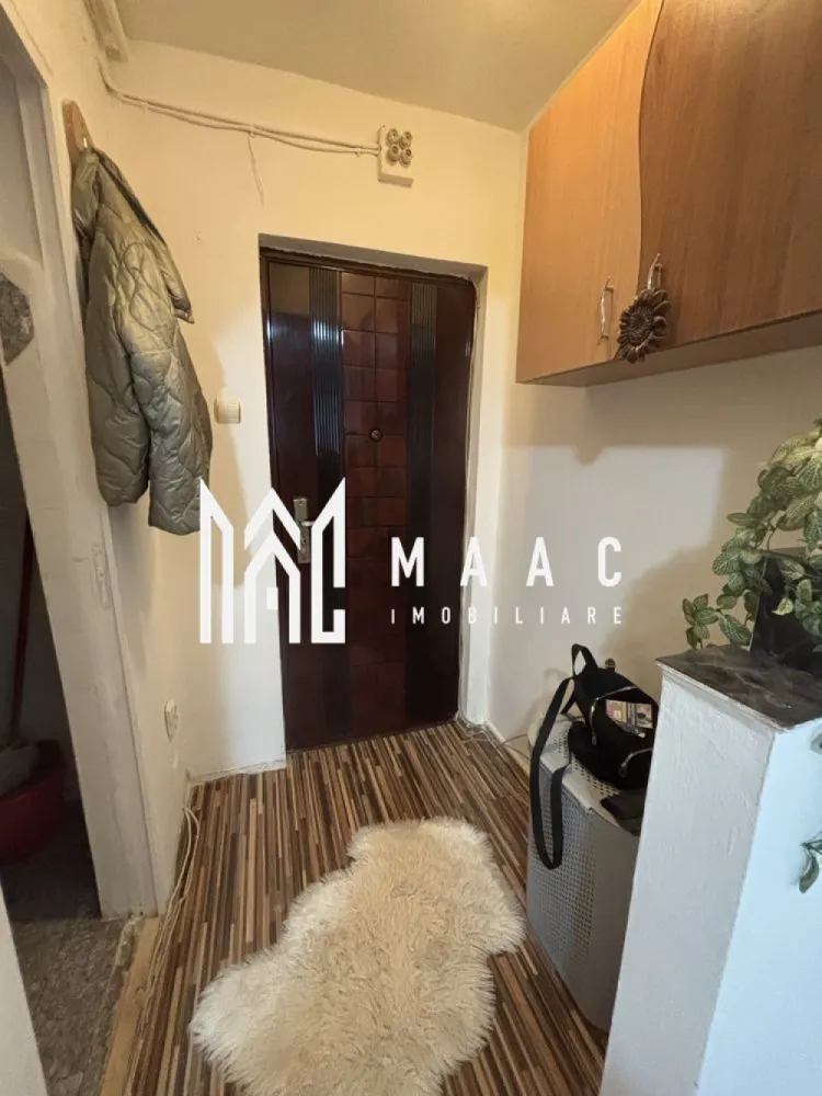 Apartament 1 Camera I Renovat I Etaj 4/5 I Vasile Aaron - Se oferă spre vânzare o garsonieră practică și bine organizată, situată la etajul 4, cu o suprafață utilă de 15 mp, ideală pentru locuit sau investiție. Locuința se remarcă printr-un design simplu și funcțional, amenajată în stil scandinav, care oferă un ambient plăcut și luminos. Baia este modernă, finisată cu materiale ceramice de calitate și mobilier solid din lemn, asigurând confort și durabilitate. Caracteristici principale: suprafață utilă: 15 mp situată la etajul 4 complet mobilată și utilată baie modernă amenajare practică și eficientă Avantaje locație: Imobilul este amplasat într-o zonă urbană cu acces facil către multiple puncte de interes: magazine și supermarketuri stații de autobuz școli și grădinițe parcuri și zone verzi centre culturale, cinematografe și muzee Datorită poziției și compartimentării eficiente, proprietatea reprezintă o alegere excelentă atât pentru locuință personală, cât și pentru investiție, având potențial bun de închiriere. Pentru informati si vizionari:ID: CP2928540 }}