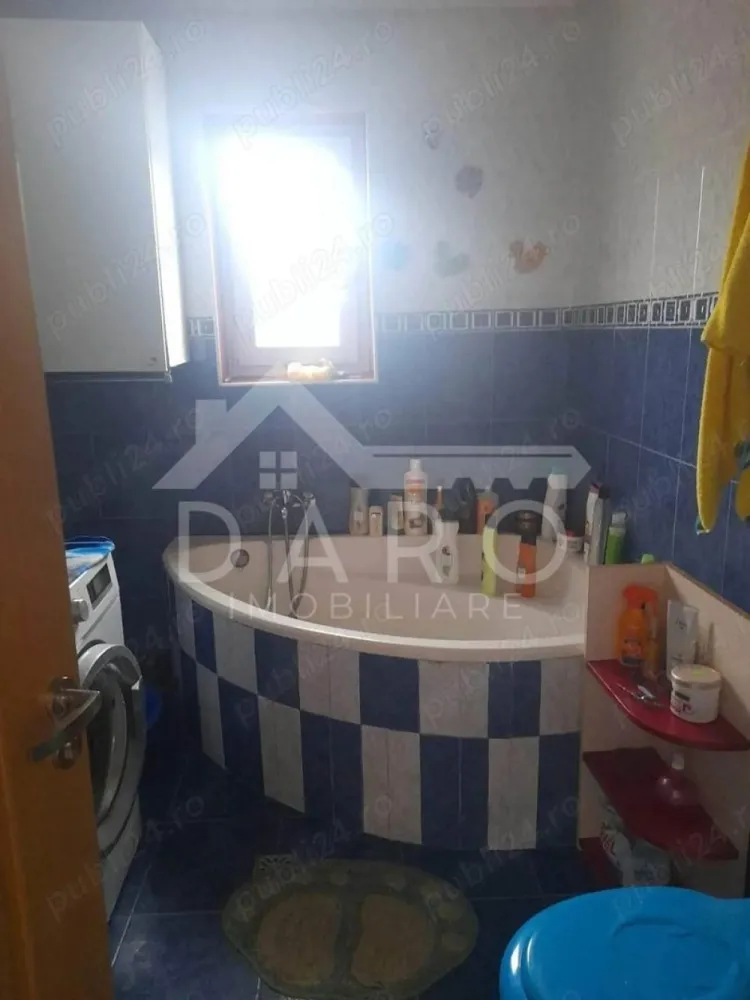 vând casă în Sângeorgiu de Mureș - 🏡 Casă de vânzare – Sângeorgiu de Mureș | Teren 1.200 mp | 230.000 € Se oferă spre vânzare casă spațioasă, situată în Sângeorgiu de Mureș, ideală pentru o familie numeroasă sau pentru cei care își doresc spațiu, confort și liniște. 💰 Preț: 230.000 € 🌳 Suprafață teren: 1.200 mp ✔ zonă liniștită și aerisită ✔ proprietate cu potențial ridicat pentru locuire sau investiție Compartimentare: ✔ 6 camere ✔ living / salon spațios ✔ 2 bucătării ✔ 2 băi ✔ cămară ✔ hol ✔ terase Dotări și utilități: ✔ centrală termică proprie ✔ geamuri termopan ✔ gaz, apă, curent electric ✔ finisaje cu gresie și faianță ✔ locuință funcțională, pregătită pentru mutare Avantaje: 📍 teren generos – ideal pentru grădină, relaxare sau extindere 📍 potrivită pentru două familii sau activitate tip pensiune / sediu 📍 zonă liniștită, cu vecinătăți bune 💎 O oportunitate rară pentru cei care caută o proprietate cu teren mare și multiple posibilități. 🤝 Proprietate promovată prin DARO Imobiliare 💳 Pentru achiziție, prin Kiwi Finance beneficiezi de: ✔ analiză GRATUITĂ a eligibilității ✔ acces la oferte de la peste 12 bănci ✔ negocierea dobânzii în favoarea ta ✔ suport complet până la semnarea contractului 📞 Detalii și vizionări: Coman Maria – DARO Imobiliare & Kiwi Finance 📱 0749 535 729 🔑 DARO Imobiliare – găsim proprietatea potrivită. 💳 Kiwi Finance – obținem creditul pentru a o cumpăra. }}