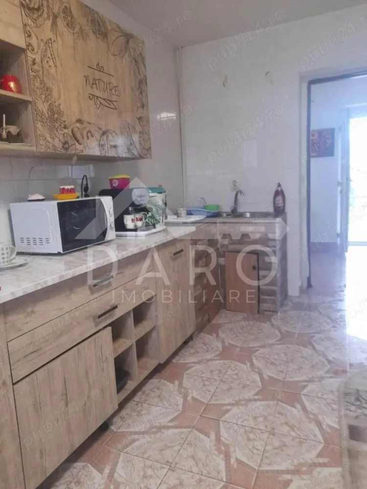 vând casă în Sângeorgiu de Mureș - 🏡 Casă de vânzare – Sângeorgiu de Mureș | Teren 1.200 mp | 230.000 € Se oferă spre vânzare casă spațioasă, situată în Sângeorgiu de Mureș, ideală pentru o familie numeroasă sau pentru cei care își doresc spațiu, confort și liniște. 💰 Preț: 230.000 € 🌳 Suprafață teren: 1.200 mp ✔ zonă liniștită și aerisită ✔ proprietate cu potențial ridicat pentru locuire sau investiție Compartimentare: ✔ 6 camere ✔ living / salon spațios ✔ 2 bucătării ✔ 2 băi ✔ cămară ✔ hol ✔ terase Dotări și utilități: ✔ centrală termică proprie ✔ geamuri termopan ✔ gaz, apă, curent electric ✔ finisaje cu gresie și faianță ✔ locuință funcțională, pregătită pentru mutare Avantaje: 📍 teren generos – ideal pentru grădină, relaxare sau extindere 📍 potrivită pentru două familii sau activitate tip pensiune / sediu 📍 zonă liniștită, cu vecinătăți bune 💎 O oportunitate rară pentru cei care caută o proprietate cu teren mare și multiple posibilități. 🤝 Proprietate promovată prin DARO Imobiliare 💳 Pentru achiziție, prin Kiwi Finance beneficiezi de: ✔ analiză GRATUITĂ a eligibilității ✔ acces la oferte de la peste 12 bănci ✔ negocierea dobânzii în favoarea ta ✔ suport complet până la semnarea contractului 📞 Detalii și vizionări: Coman Maria – DARO Imobiliare & Kiwi Finance 📱 0749 535 729 🔑 DARO Imobiliare – găsim proprietatea potrivită. 💳 Kiwi Finance – obținem creditul pentru a o cumpăra. }}