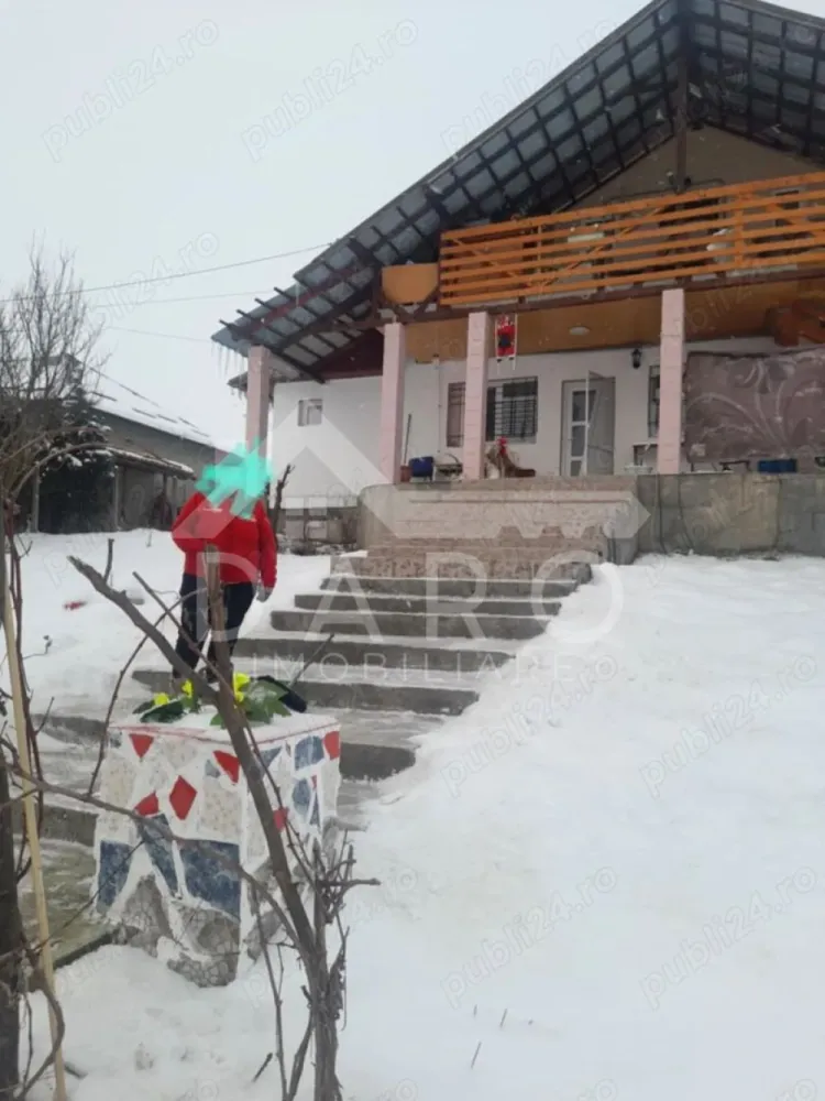 vând casă în Sângeorgiu de Mureș - 🏡 Casă de vânzare – Sângeorgiu de Mureș | Teren 1.200 mp | 230.000 € Se oferă spre vânzare casă spațioasă, situată în Sângeorgiu de Mureș, ideală pentru o familie numeroasă sau pentru cei care își doresc spațiu, confort și liniște. 💰 Preț: 230.000 € 🌳 Suprafață teren: 1.200 mp ✔ zonă liniștită și aerisită ✔ proprietate cu potențial ridicat pentru locuire sau investiție Compartimentare: ✔ 6 camere ✔ living / salon spațios ✔ 2 bucătării ✔ 2 băi ✔ cămară ✔ hol ✔ terase Dotări și utilități: ✔ centrală termică proprie ✔ geamuri termopan ✔ gaz, apă, curent electric ✔ finisaje cu gresie și faianță ✔ locuință funcțională, pregătită pentru mutare Avantaje: 📍 teren generos – ideal pentru grădină, relaxare sau extindere 📍 potrivită pentru două familii sau activitate tip pensiune / sediu 📍 zonă liniștită, cu vecinătăți bune 💎 O oportunitate rară pentru cei care caută o proprietate cu teren mare și multiple posibilități. 🤝 Proprietate promovată prin DARO Imobiliare 💳 Pentru achiziție, prin Kiwi Finance beneficiezi de: ✔ analiză GRATUITĂ a eligibilității ✔ acces la oferte de la peste 12 bănci ✔ negocierea dobânzii în favoarea ta ✔ suport complet până la semnarea contractului 📞 Detalii și vizionări: Coman Maria – DARO Imobiliare & Kiwi Finance 📱 0749 535 729 🔑 DARO Imobiliare – găsim proprietatea potrivită. 💳 Kiwi Finance – obținem creditul pentru a o cumpăra. }}