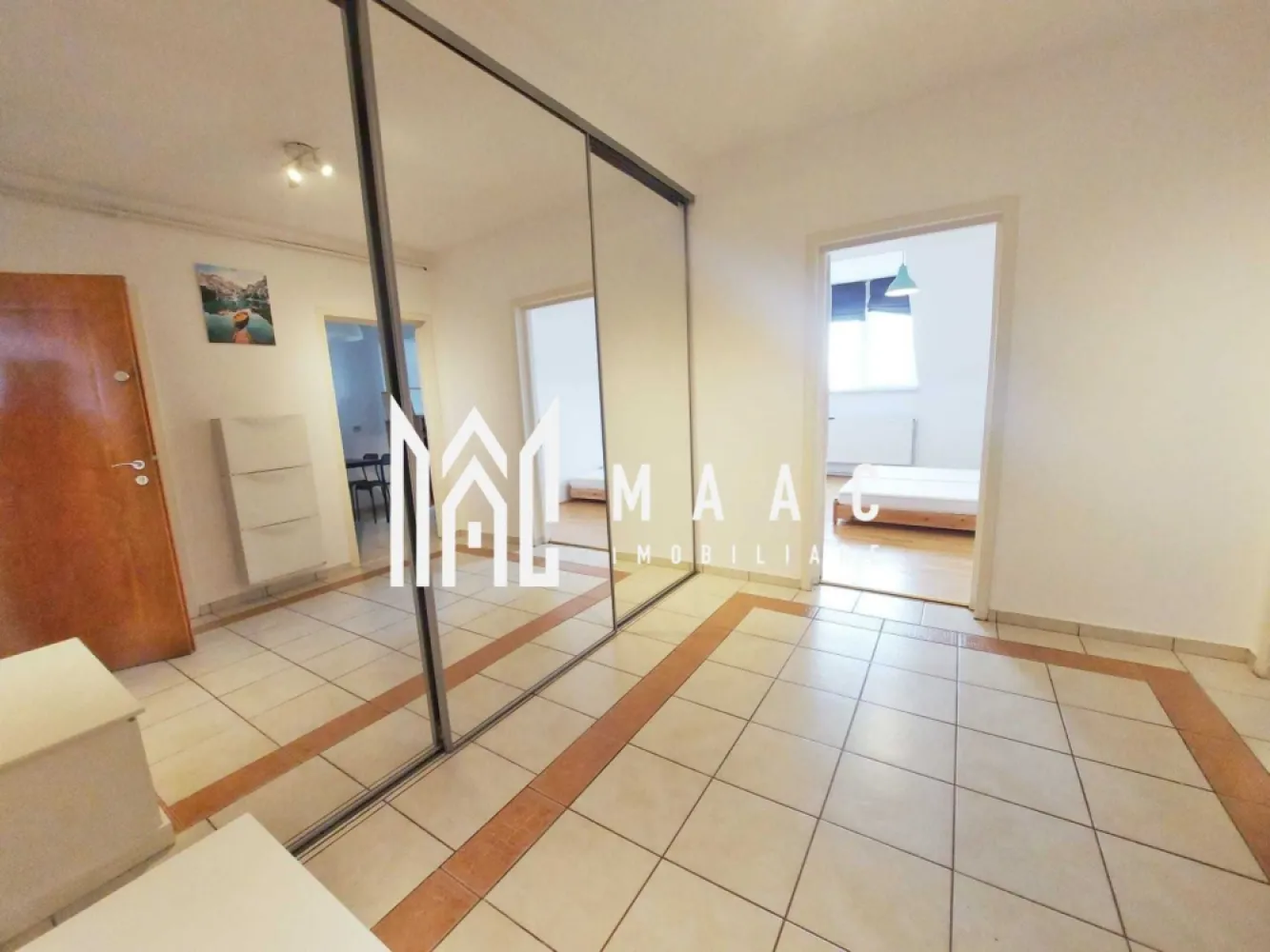 Apartament 2 camere | 64 MPU | Loc de parcare | Strand - MAAC Imobiliare vă propune spre vânzare un apartament cu 2 camere, situat într-un imobil construit în anul 2005, în Sibiu, o proprietate solidă, realizată integral odată cu blocul, nu mansardată ulterior. Construcția din cărămidă oferă o izolație excelentă și o stabilitate superioară, asigurând confort termic și fonic pe tot parcursul anului. Detalii proprietate: Etaj: 5 Compartimentare: 2 camere Hol generos cu spațiu pentru garderobă Bucătărie și baie mobilate și utilate Parchet din lemn masiv Electrocasnice incluse: combină frigorifică, mașină de spălat cu uscător, aer condiționat, cuptor electric, plită pe gaz Spații auxiliare și facilități: Loc de parcare privat cu blocator Boxă la subsol (pivniță tip adăpost anti-aerian), cu structură solidă, ideală pentru depozitare sigură Avantaje: Imobil construit integral în 2005 – eficiență energetică mai bună decât mansardele adăugate ulterior pe blocuri vechi Lumină naturală, fără vecini deasupra Cartier liniștit, aproape de centru, ferit de traficul intens al zonelor periferice La 1 minut de magazine, farmacii, creșă, grădiniță și Școala Gimnazială nr. 1 Aproximativ 10 minute până la Parcul Sub Arini. Ideal atât pentru locuință personală, cât și pentru investiție, zona având cerere ridicată la închiriere Proprietatea se remarcă prin construcția solidă, poziția practică și funcționalitatea spațiilor, fiind o alegere potrivită pentru cei care caută un apartament durabil, bine poziționat și pregătit pentru utilizare imediată. Pentru mai multe detalii și programarea unei vizionări, vă rugăm să ne contactați menționând ID: CP2926646 }}