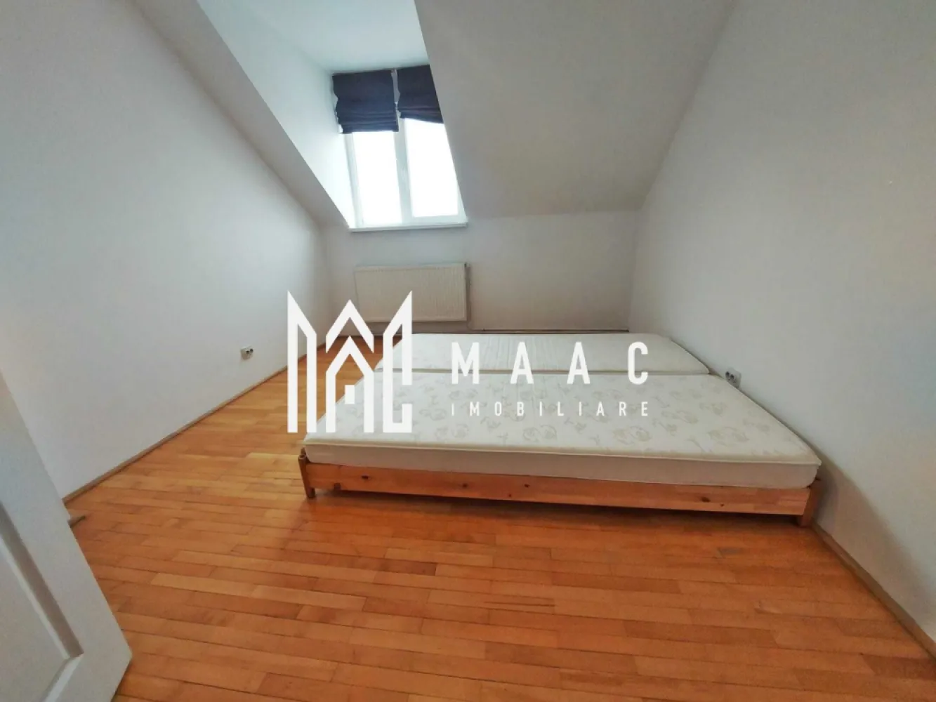 Apartament 2 camere | 64 MPU | Loc de parcare | Strand - MAAC Imobiliare vă propune spre vânzare un apartament cu 2 camere, situat într-un imobil construit în anul 2005, în Sibiu, o proprietate solidă, realizată integral odată cu blocul, nu mansardată ulterior. Construcția din cărămidă oferă o izolație excelentă și o stabilitate superioară, asigurând confort termic și fonic pe tot parcursul anului. Detalii proprietate: Etaj: 5 Compartimentare: 2 camere Hol generos cu spațiu pentru garderobă Bucătărie și baie mobilate și utilate Parchet din lemn masiv Electrocasnice incluse: combină frigorifică, mașină de spălat cu uscător, aer condiționat, cuptor electric, plită pe gaz Spații auxiliare și facilități: Loc de parcare privat cu blocator Boxă la subsol (pivniță tip adăpost anti-aerian), cu structură solidă, ideală pentru depozitare sigură Avantaje: Imobil construit integral în 2005 – eficiență energetică mai bună decât mansardele adăugate ulterior pe blocuri vechi Lumină naturală, fără vecini deasupra Cartier liniștit, aproape de centru, ferit de traficul intens al zonelor periferice La 1 minut de magazine, farmacii, creșă, grădiniță și Școala Gimnazială nr. 1 Aproximativ 10 minute până la Parcul Sub Arini. Ideal atât pentru locuință personală, cât și pentru investiție, zona având cerere ridicată la închiriere Proprietatea se remarcă prin construcția solidă, poziția practică și funcționalitatea spațiilor, fiind o alegere potrivită pentru cei care caută un apartament durabil, bine poziționat și pregătit pentru utilizare imediată. Pentru mai multe detalii și programarea unei vizionări, vă rugăm să ne contactați menționând ID: CP2926646 }}