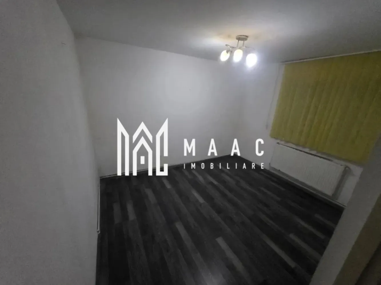 Apartament 2 camere | Parter | Necesita renovare | Cisnadie - MAAC Imobiliare vă prezintă un apartament situat la parter, în localitatea Cisnădie. Caracteristici: Apartament situat la parter Suprafață utilă: 35 mp Necesită renovare completă Încălzire prin calorifere Potrivit pentru locuință sau investiție Compartimentare: Hol de acces Bucătărie separată, poziționată în partea din față Living Dormitor Compartimentare simplă și funcțională, ușor de reconfigurat în urma renovării. Avantaje Posibilitatea de amenajare integrală după preferințe Pentru mai multe detalii precizati telefonic ca ati vazut anuntul cu ID: CP2853327 }}