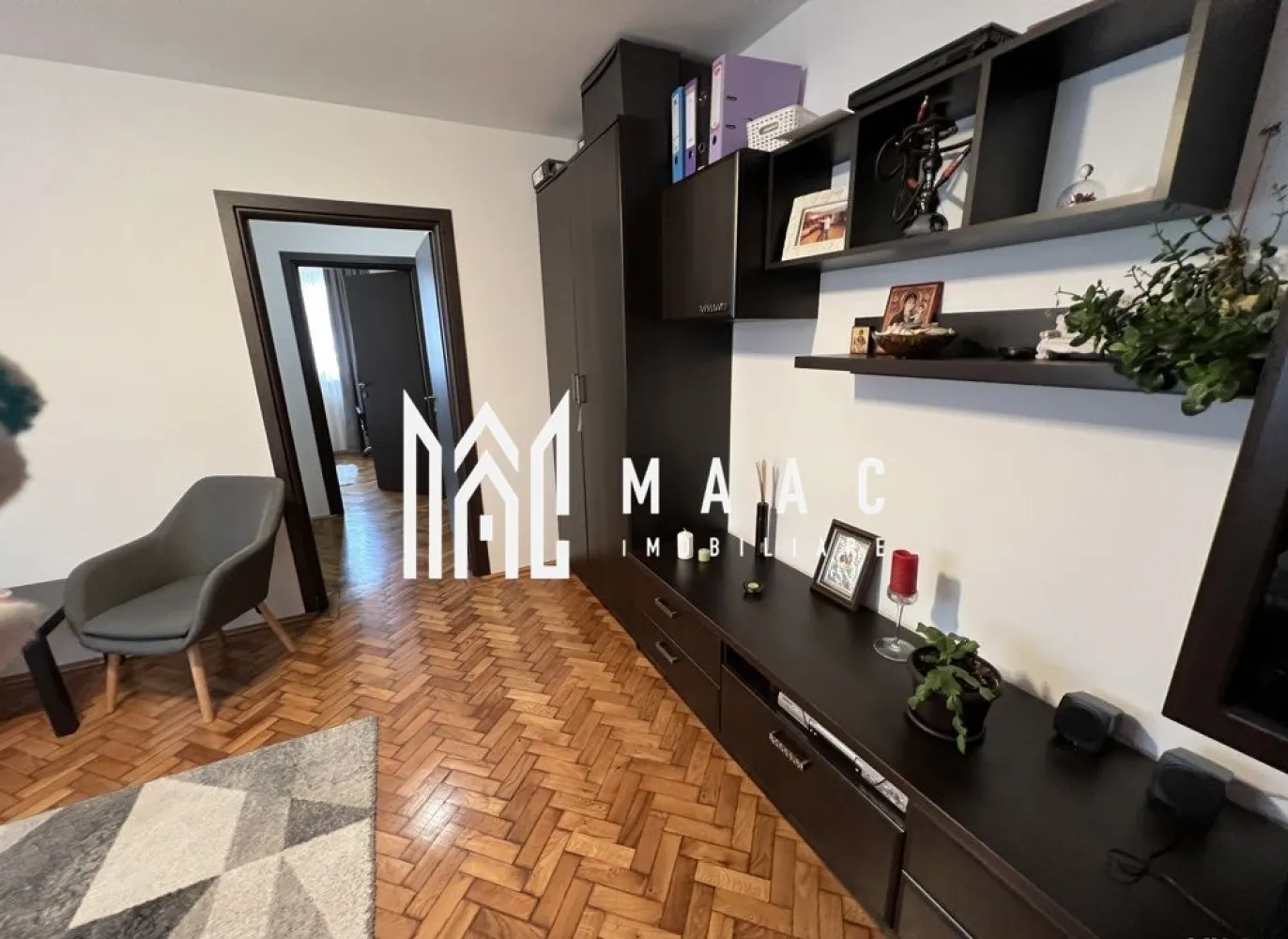 Apartament 2 camere | Balcon | Zona Rahova - MAAC Imobiliare va prezinta un apartament cu 2 camere, suprafata utila de 46 mp, situat la etajul 4 din 4, acoperit cu țiglă, fără mansardă deasupra in zona Rahovei. Compartimentare și spațiu: Bucătărie separată Living Dormitor Baie cu geam de aerisire Hol de acces Balcon Dresing spațios, ideal pentru depozitare. Dotări și finisaje: Încălzire proprie prin centrală termică și calorifere. Ușă metalică la intrare. Apartamentul a fost renovat complet recent. Opțiuni de vânzare: Se poate vinde atat nemobilat cat si mobilat in functie de preferintele clientilor. Localizare și avantaje: Statii de autobuz în apropiere, facilitând accesul rapid către alte zone ale orașului. Magazine, farmacii, școli, grădinițe și alte servicii esențiale la câțiva pași distanță. Pentru mai multe detalii precizati telefonic ca ati vazut anuntul cu ID: CP2928586 }}