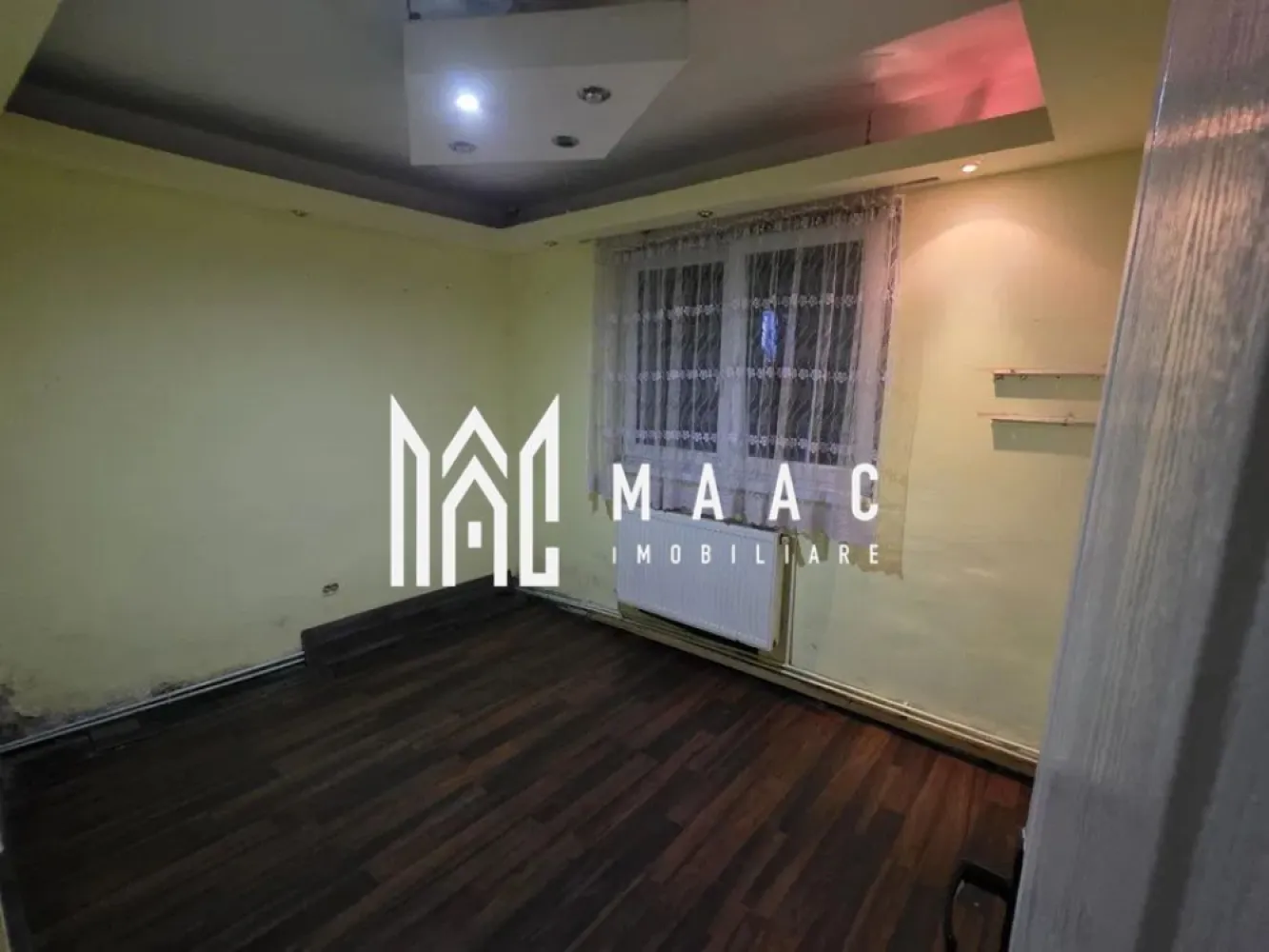 Apartament 2 camere | Parter | Necesita renovare | Cisnadie - MAAC Imobiliare vă prezintă un apartament situat la parter, în localitatea Cisnădie. Caracteristici: Apartament situat la parter Suprafață utilă: 35 mp Necesită renovare completă Încălzire prin calorifere Potrivit pentru locuință sau investiție Compartimentare: Hol de acces Bucătărie separată, poziționată în partea din față Living Dormitor Compartimentare simplă și funcțională, ușor de reconfigurat în urma renovării. Avantaje Posibilitatea de amenajare integrală după preferințe Pentru mai multe detalii precizati telefonic ca ati vazut anuntul cu ID: CP2853327 }}