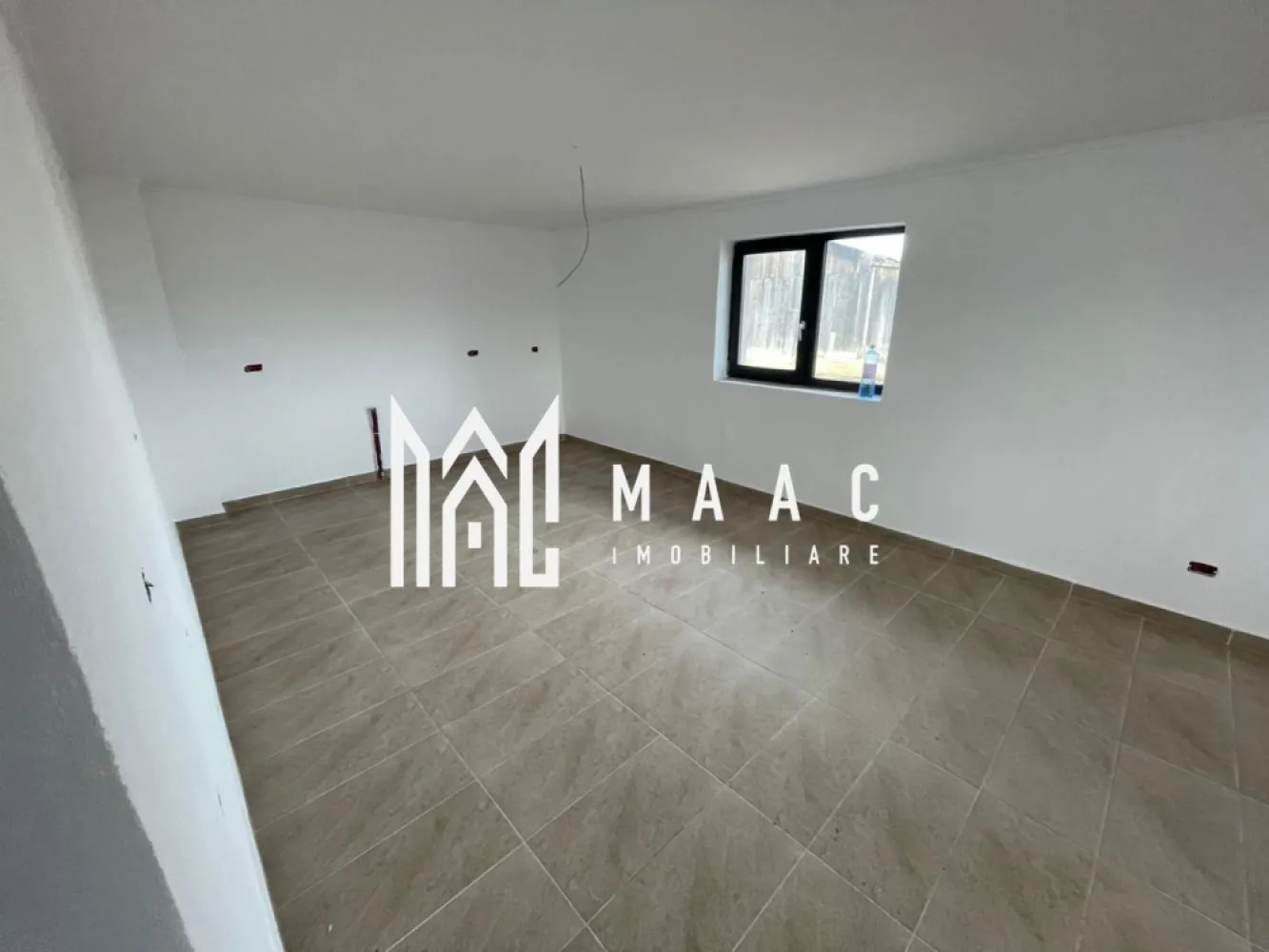 Casa de închiriat | 9 camere | 260mp utili | Sacel - MAAC Imobiliare vă propune spre închiriere o casa individuală P+2, situată în Săcel, într-o zonă ușor retrasă, liniștită și sigură, potrivită pentru activități ce necesită intimitate, organizare și funcționalitate eficientă. Zona Săcel oferă un mediu calm, ideal pentru clinici, centre rezidențiale sau activități comerciale, fiind totodată bine conectată la principalele drumuri și la orașele din apropiere, cu acces facil la magazine, servicii și transport. Imobilul are o suprafață de 260 mp și este compartimentat astfel: Parter: cameră tehnică o baie o cameră destinată pentru bucătărie și living (spațiu comun generos) încă o cameră cu baie proprie Etaj 1: 4 camere, fiecare cu baie proprie Etaj 2: 4 camere, fiecare cu baie proprie În total, proprietatea dispune de 9 camere, fiecare cu baie proprie (exceptând baia suplimentară de la parter), ceea ce o face ideală pentru: clinică / centru de recuperare centru rezidențial cazare muncitori activitate hotelieră sau alte destinații comerciale Clădirea beneficiază de: Izolație exterioară 15 cm vată bazaltică – eficiență energetică ridicată Încălzire în pardoseală – confort termic superior Sistem de supraveghere video Regim de înălțime P+2 Posibilitate de predare „la gata” în aproximativ 30 de zile O proprietate versatilă, pregătită pentru exploatare rapidă, cu potențial investițional solid, disponibilă pentru închiriere. Pentru mai multe detalii, precizati telefonic ca ati vazut anuntul cu ID: CP2922492 }}