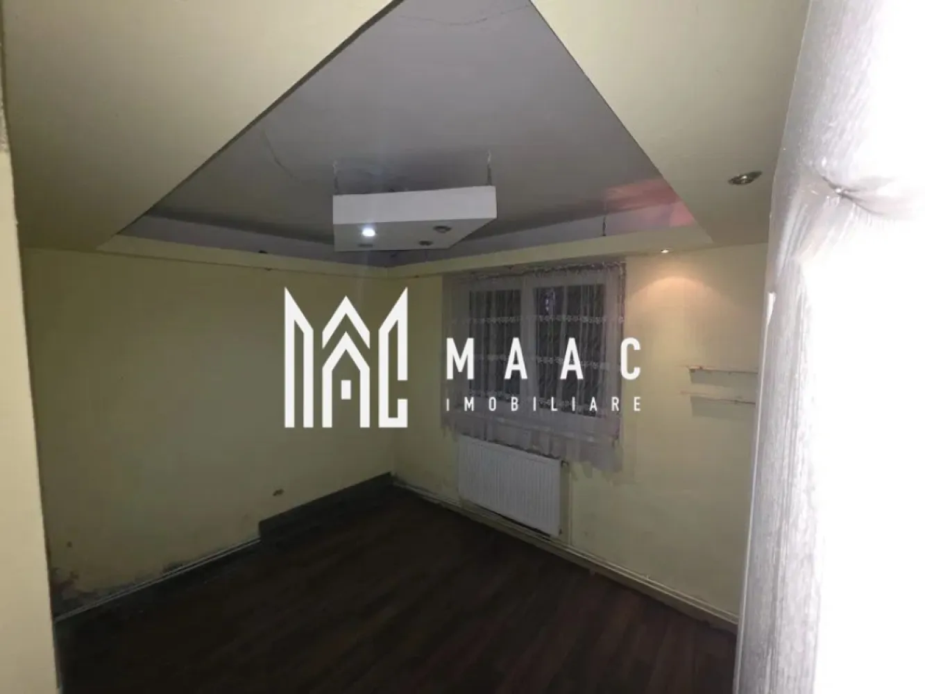 Apartament 2 camere | Parter | Necesita renovare | Cisnadie - MAAC Imobiliare vă prezintă un apartament situat la parter, în localitatea Cisnădie. Caracteristici: Apartament situat la parter Suprafață utilă: 35 mp Necesită renovare completă Încălzire prin calorifere Potrivit pentru locuință sau investiție Compartimentare: Hol de acces Bucătărie separată, poziționată în partea din față Living Dormitor Compartimentare simplă și funcțională, ușor de reconfigurat în urma renovării. Avantaje Posibilitatea de amenajare integrală după preferințe Pentru mai multe detalii precizati telefonic ca ati vazut anuntul cu ID: CP2853327 }}