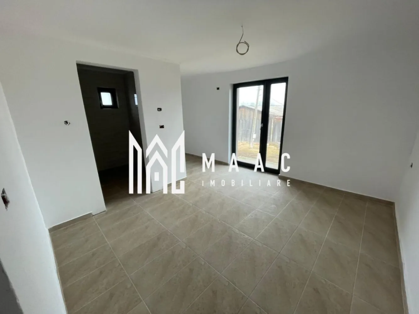 Casa de închiriat | 9 camere | 260mp utili | Sacel