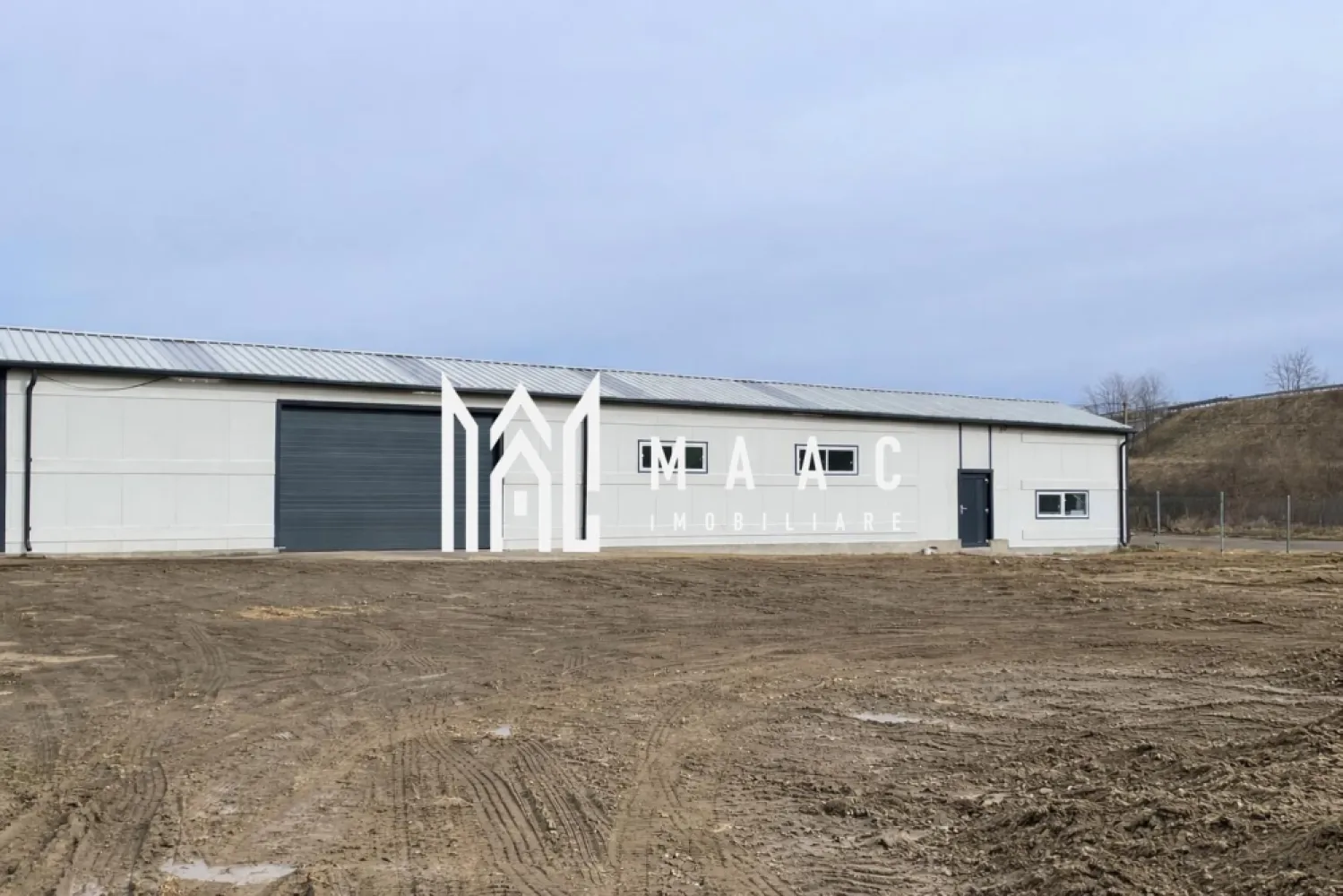 Hala 200mp | Ideală pentru producție sau depozit | Sacel - MAAC Imobiliare vă propune spre închiriere o hală spațioasă de 200 mp, situată în Săcel, într-o zonă accesibilă și ușor retrasă, cu vizibilitate bună și trafic redus. Săcel este un punct strategic, oferind liniște și spațiu generos pentru activități industriale sau comerciale, dar și apropiere de infrastructura principală, facilități locale și acces rapid la drumurile județene și orașele din apropiere. Hala dispune de: două birouri separate, dintre care unul poate fi transformat într-un vestiar sau într-un spațiu pentru bucătărie / loc de servit masa o baie utilă pentru personal sistem de încălzire pe lemne, asigurând un mediu de lucru confortabil în sezonul rece Proprietatea oferă un spațiu funcțional, potrivit pentru diverse domenii de activitate, cu acces facil și posibilități de personalizare conform nevoilor business-ului tău Pentru mai multe detalii, precizati telefonic ca ati vazut anuntul cu ID: CP2922640 }}