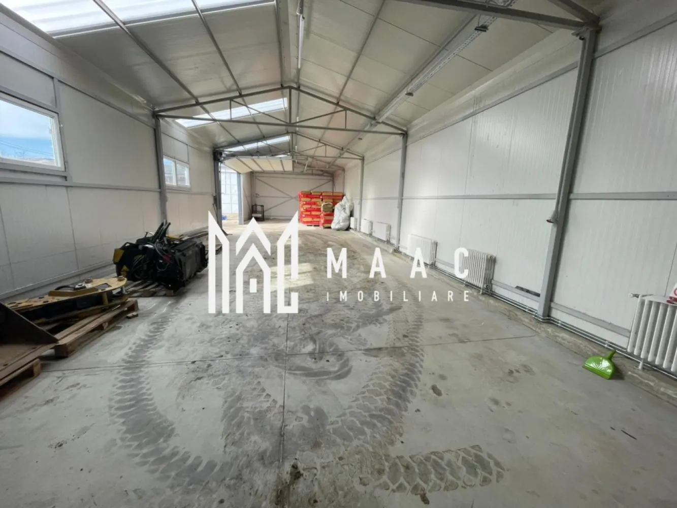Hala 200mp | Ideală pentru producție sau depozit | Sacel - MAAC Imobiliare vă propune spre închiriere o hală spațioasă de 200 mp, situată în Săcel, într-o zonă accesibilă și ușor retrasă, cu vizibilitate bună și trafic redus. Săcel este un punct strategic, oferind liniște și spațiu generos pentru activități industriale sau comerciale, dar și apropiere de infrastructura principală, facilități locale și acces rapid la drumurile județene și orașele din apropiere. Hala dispune de: două birouri separate, dintre care unul poate fi transformat într-un vestiar sau într-un spațiu pentru bucătărie / loc de servit masa o baie utilă pentru personal sistem de încălzire pe lemne, asigurând un mediu de lucru confortabil în sezonul rece Proprietatea oferă un spațiu funcțional, potrivit pentru diverse domenii de activitate, cu acces facil și posibilități de personalizare conform nevoilor business-ului tău Pentru mai multe detalii, precizati telefonic ca ati vazut anuntul cu ID: CP2922640 }}