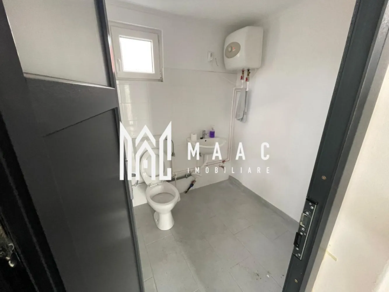 Hala 200mp | Ideală pentru producție sau depozit | Sacel - MAAC Imobiliare vă propune spre închiriere o hală spațioasă de 200 mp, situată în Săcel, într-o zonă accesibilă și ușor retrasă, cu vizibilitate bună și trafic redus. Săcel este un punct strategic, oferind liniște și spațiu generos pentru activități industriale sau comerciale, dar și apropiere de infrastructura principală, facilități locale și acces rapid la drumurile județene și orașele din apropiere. Hala dispune de: două birouri separate, dintre care unul poate fi transformat într-un vestiar sau într-un spațiu pentru bucătărie / loc de servit masa o baie utilă pentru personal sistem de încălzire pe lemne, asigurând un mediu de lucru confortabil în sezonul rece Proprietatea oferă un spațiu funcțional, potrivit pentru diverse domenii de activitate, cu acces facil și posibilități de personalizare conform nevoilor business-ului tău Pentru mai multe detalii, precizati telefonic ca ati vazut anuntul cu ID: CP2922640 }}