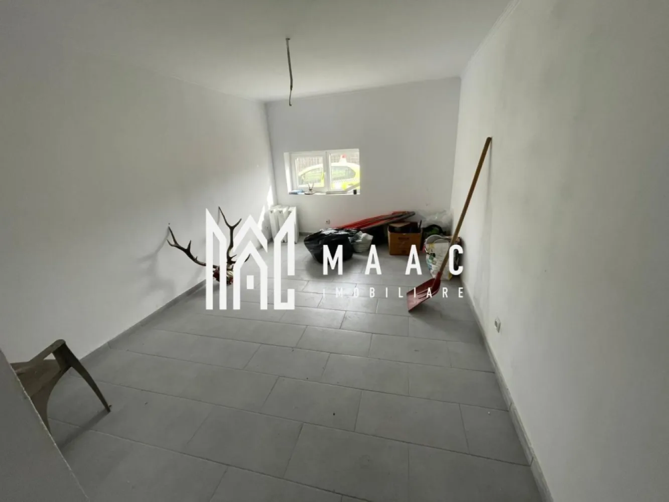 Hala 200mp | Ideală pentru producție sau depozit | Sacel - MAAC Imobiliare vă propune spre închiriere o hală spațioasă de 200 mp, situată în Săcel, într-o zonă accesibilă și ușor retrasă, cu vizibilitate bună și trafic redus. Săcel este un punct strategic, oferind liniște și spațiu generos pentru activități industriale sau comerciale, dar și apropiere de infrastructura principală, facilități locale și acces rapid la drumurile județene și orașele din apropiere. Hala dispune de: două birouri separate, dintre care unul poate fi transformat într-un vestiar sau într-un spațiu pentru bucătărie / loc de servit masa o baie utilă pentru personal sistem de încălzire pe lemne, asigurând un mediu de lucru confortabil în sezonul rece Proprietatea oferă un spațiu funcțional, potrivit pentru diverse domenii de activitate, cu acces facil și posibilități de personalizare conform nevoilor business-ului tău Pentru mai multe detalii, precizati telefonic ca ati vazut anuntul cu ID: CP2922640 }}