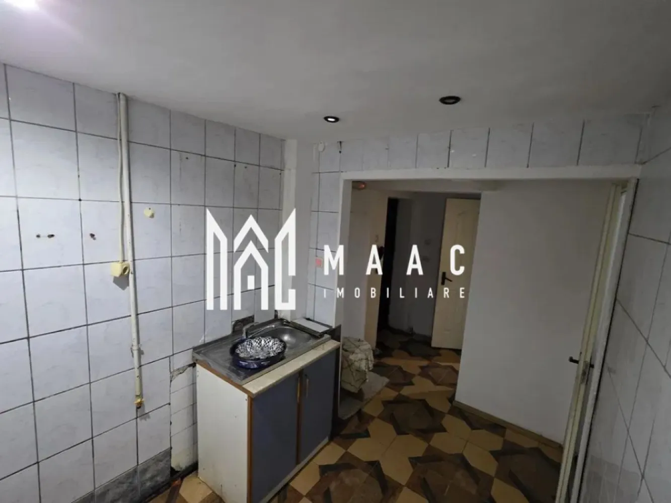 Apartament 2 camere | Parter | Necesita renovare | Cisnadie - MAAC Imobiliare vă prezintă un apartament situat la parter, în localitatea Cisnădie. Caracteristici: Apartament situat la parter Suprafață utilă: 35 mp Necesită renovare completă Încălzire prin calorifere Potrivit pentru locuință sau investiție Compartimentare: Hol de acces Bucătărie separată, poziționată în partea din față Living Dormitor Compartimentare simplă și funcțională, ușor de reconfigurat în urma renovării. Avantaje Posibilitatea de amenajare integrală după preferințe Pentru mai multe detalii precizati telefonic ca ati vazut anuntul cu ID: CP2853327 }}