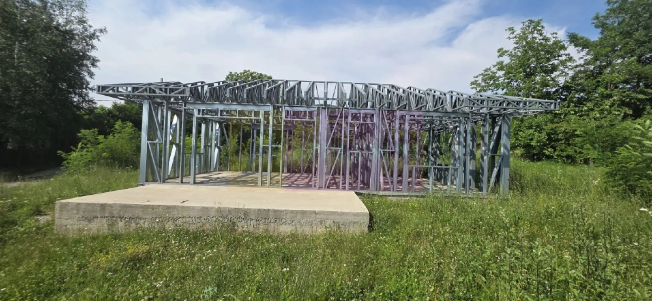 Casa pe structura metalica si teren de 757 mp de vanzare in Brebu - Agentia Imobiliară Mervani vă propune spre vânzare o casă aflată în curs de execuție, amplasată pe un teren intravilan de 757 mp, în comuna Brebu, județul Prahova, într-o zonă verde, liniștită, apreciată pentru aerul curat și peisajele sale.

Locuința este proiectată pe un singur nivel și are deja realizate fundația și structura metalică, oferindu-vă posibilitatea de a continua construcția și de a o personaliza după propriul gust.

Proiectul prevede o compartimentare practică și modernă:

 terasă generoasă;
 living cu bucătărie open-space;
 hol;
 baie;
 cămară;
 două dormitoare.

Terenul are o suprafață de 757 mp, o deschidere la drum de 23 metri și oferă suficient spațiu pentru amenajarea unei grădini, a unei zone de relaxare sau a unor locuri de parcare.

Accesul se face pe un drum pietruit, iar asfaltul se află la aproximativ 30 de metri. La limita proprietății sunt disponibile toate utilitățile: apă, energie electrică, cablu TV și internet.

Situată la aproximativ 100 km de București, în una dintre cele mai frumoase comune din Prahova, această proprietate este alegerea ideală pentru cei care își doresc o locuință permanentă sau o casă de vacanță, economisind timp prin preluarea unei construcții deja începute.
