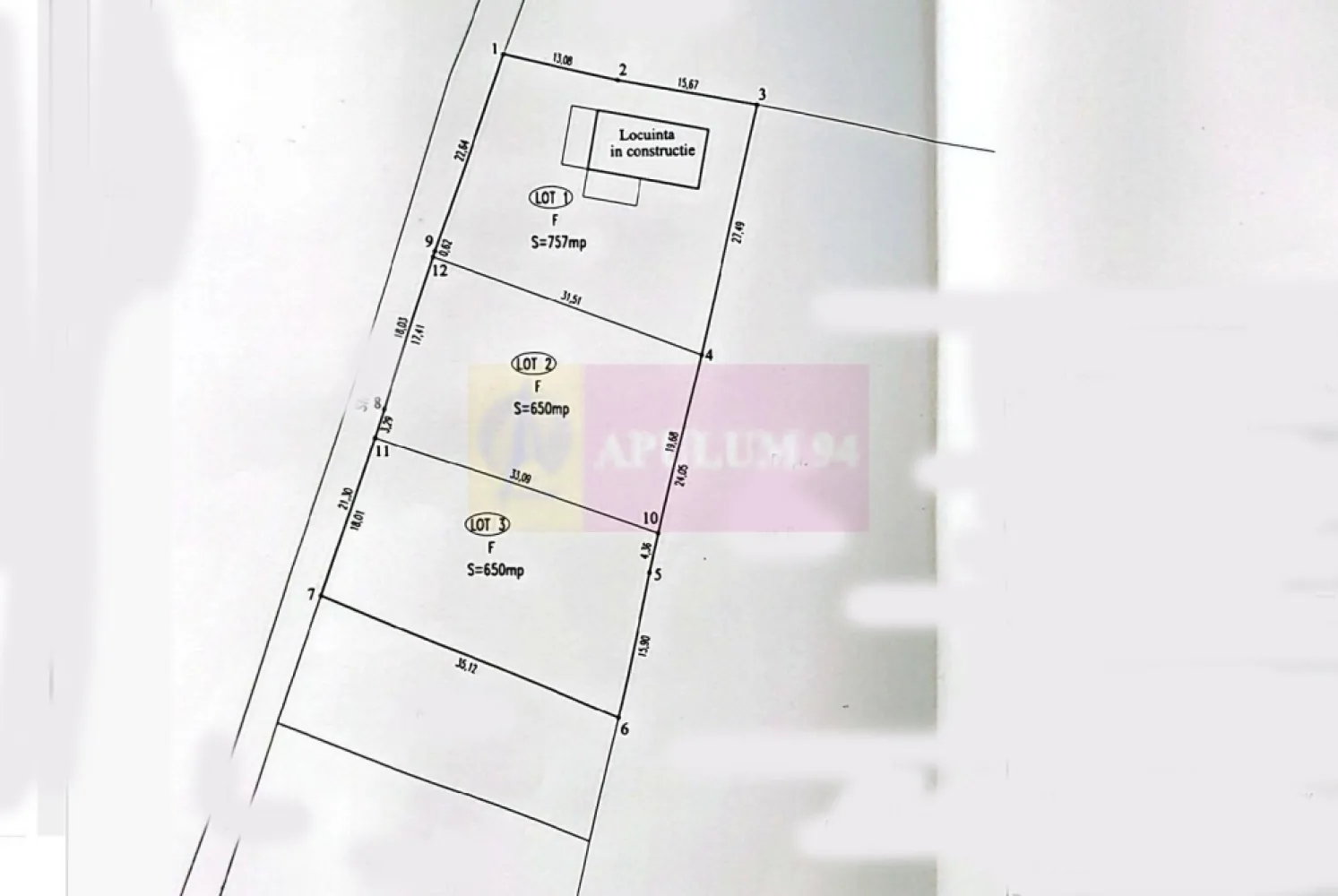 Casa pe structura metalica si teren de 757 mp de vanzare in Brebu - Agentia Imobiliară Mervani vă propune spre vânzare o casă aflată în curs de execuție, amplasată pe un teren intravilan de 757 mp, în comuna Brebu, județul Prahova, într-o zonă verde, liniștită, apreciată pentru aerul curat și peisajele sale.

Locuința este proiectată pe un singur nivel și are deja realizate fundația și structura metalică, oferindu-vă posibilitatea de a continua construcția și de a o personaliza după propriul gust.

Proiectul prevede o compartimentare practică și modernă:

 terasă generoasă;
 living cu bucătărie open-space;
 hol;
 baie;
 cămară;
 două dormitoare.

Terenul are o suprafață de 757 mp, o deschidere la drum de 23 metri și oferă suficient spațiu pentru amenajarea unei grădini, a unei zone de relaxare sau a unor locuri de parcare.

Accesul se face pe un drum pietruit, iar asfaltul se află la aproximativ 30 de metri. La limita proprietății sunt disponibile toate utilitățile: apă, energie electrică, cablu TV și internet.

Situată la aproximativ 100 km de București, în una dintre cele mai frumoase comune din Prahova, această proprietate este alegerea ideală pentru cei care își doresc o locuință permanentă sau o casă de vacanță, economisind timp prin preluarea unei construcții deja începute.