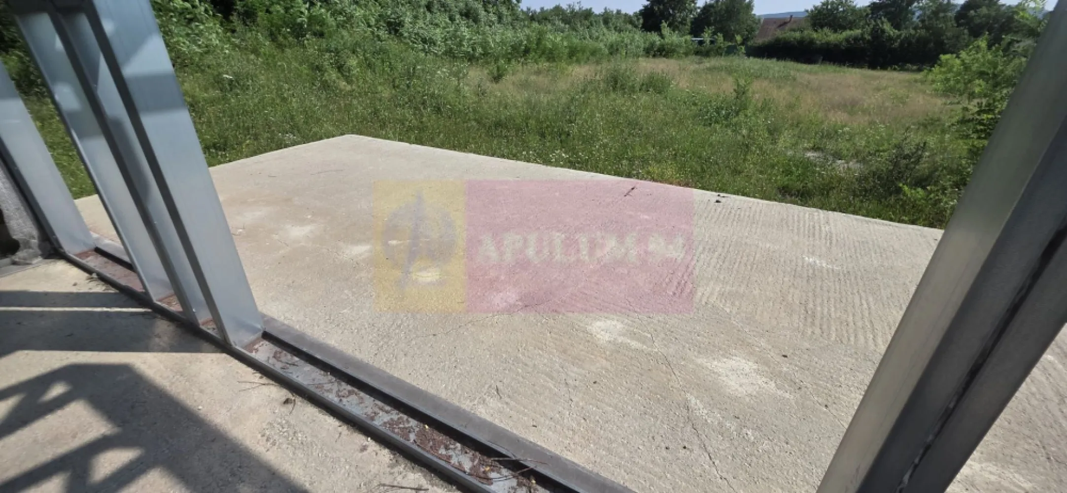 Casa pe structura metalica si teren de 757 mp de vanzare in Brebu - Agentia Imobiliară Mervani vă propune spre vânzare o casă aflată în curs de execuție, amplasată pe un teren intravilan de 757 mp, în comuna Brebu, județul Prahova, într-o zonă verde, liniștită, apreciată pentru aerul curat și peisajele sale.

Locuința este proiectată pe un singur nivel și are deja realizate fundația și structura metalică, oferindu-vă posibilitatea de a continua construcția și de a o personaliza după propriul gust.

Proiectul prevede o compartimentare practică și modernă:

 terasă generoasă;
 living cu bucătărie open-space;
 hol;
 baie;
 cămară;
 două dormitoare.

Terenul are o suprafață de 757 mp, o deschidere la drum de 23 metri și oferă suficient spațiu pentru amenajarea unei grădini, a unei zone de relaxare sau a unor locuri de parcare.

Accesul se face pe un drum pietruit, iar asfaltul se află la aproximativ 30 de metri. La limita proprietății sunt disponibile toate utilitățile: apă, energie electrică, cablu TV și internet.

Situată la aproximativ 100 km de București, în una dintre cele mai frumoase comune din Prahova, această proprietate este alegerea ideală pentru cei care își doresc o locuință permanentă sau o casă de vacanță, economisind timp prin preluarea unei construcții deja începute.