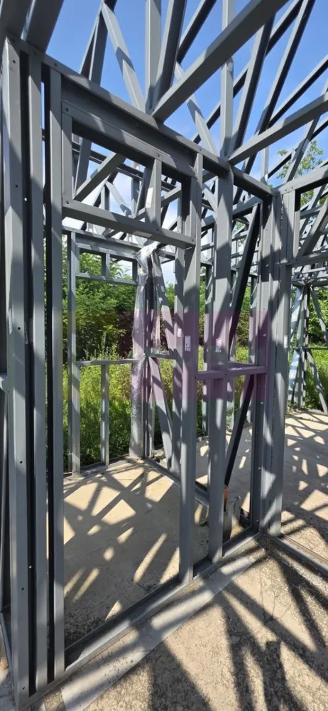 Casa pe structura metalica si teren de 757 mp de vanzare in Brebu - Agentia Imobiliară Mervani vă propune spre vânzare o casă aflată în curs de execuție, amplasată pe un teren intravilan de 757 mp, în comuna Brebu, județul Prahova, într-o zonă verde, liniștită, apreciată pentru aerul curat și peisajele sale.

Locuința este proiectată pe un singur nivel și are deja realizate fundația și structura metalică, oferindu-vă posibilitatea de a continua construcția și de a o personaliza după propriul gust.

Proiectul prevede o compartimentare practică și modernă:

 terasă generoasă;
 living cu bucătărie open-space;
 hol;
 baie;
 cămară;
 două dormitoare.

Terenul are o suprafață de 757 mp, o deschidere la drum de 23 metri și oferă suficient spațiu pentru amenajarea unei grădini, a unei zone de relaxare sau a unor locuri de parcare.

Accesul se face pe un drum pietruit, iar asfaltul se află la aproximativ 30 de metri. La limita proprietății sunt disponibile toate utilitățile: apă, energie electrică, cablu TV și internet.

Situată la aproximativ 100 km de București, în una dintre cele mai frumoase comune din Prahova, această proprietate este alegerea ideală pentru cei care își doresc o locuință permanentă sau o casă de vacanță, economisind timp prin preluarea unei construcții deja începute.