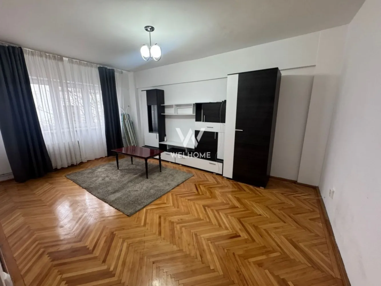 Apartament de inchiriat, 2 camere, Strand, Sibiu - Va oferim spre inchiriere un apartament total decomandat, situat la etajul 1 al unui bloc de pe strada Bihorului din cartierul Strand (blocul cu Digi). In imediata apropiere: magazine, farmacii, statii de autobuz Apartamentul a fost recent eliberat, este complet mobilat (urmeaza sa fie adusa si o canapea noua) Compartimentare: hol, baie, dormitor cu iesire pe balcon, bucatarie inchisa cu camara, living spatios Pret inchiriere: 390 euro/luna, usor negociabil+ o luna garantie Comision agentie: 50% din contravaloarea unei chirii NU se accepta animale de companie Detalii: 0752.088.381- Roxana }}