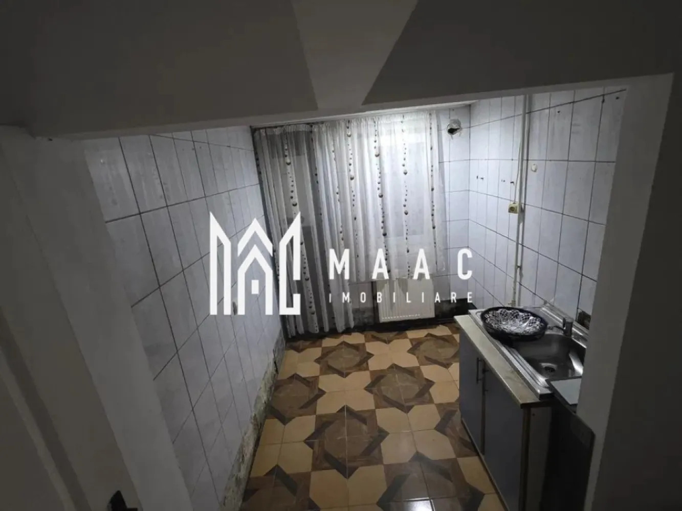 Apartament 2 camere | Parter | Necesita renovare | Cisnadie - MAAC Imobiliare vă prezintă un apartament situat la parter, în localitatea Cisnădie. Caracteristici: Apartament situat la parter Suprafață utilă: 35 mp Necesită renovare completă Încălzire prin calorifere Potrivit pentru locuință sau investiție Compartimentare: Hol de acces Bucătărie separată, poziționată în partea din față Living Dormitor Compartimentare simplă și funcțională, ușor de reconfigurat în urma renovării. Avantaje Posibilitatea de amenajare integrală după preferințe Pentru mai multe detalii precizati telefonic ca ati vazut anuntul cu ID: CP2853327 }}