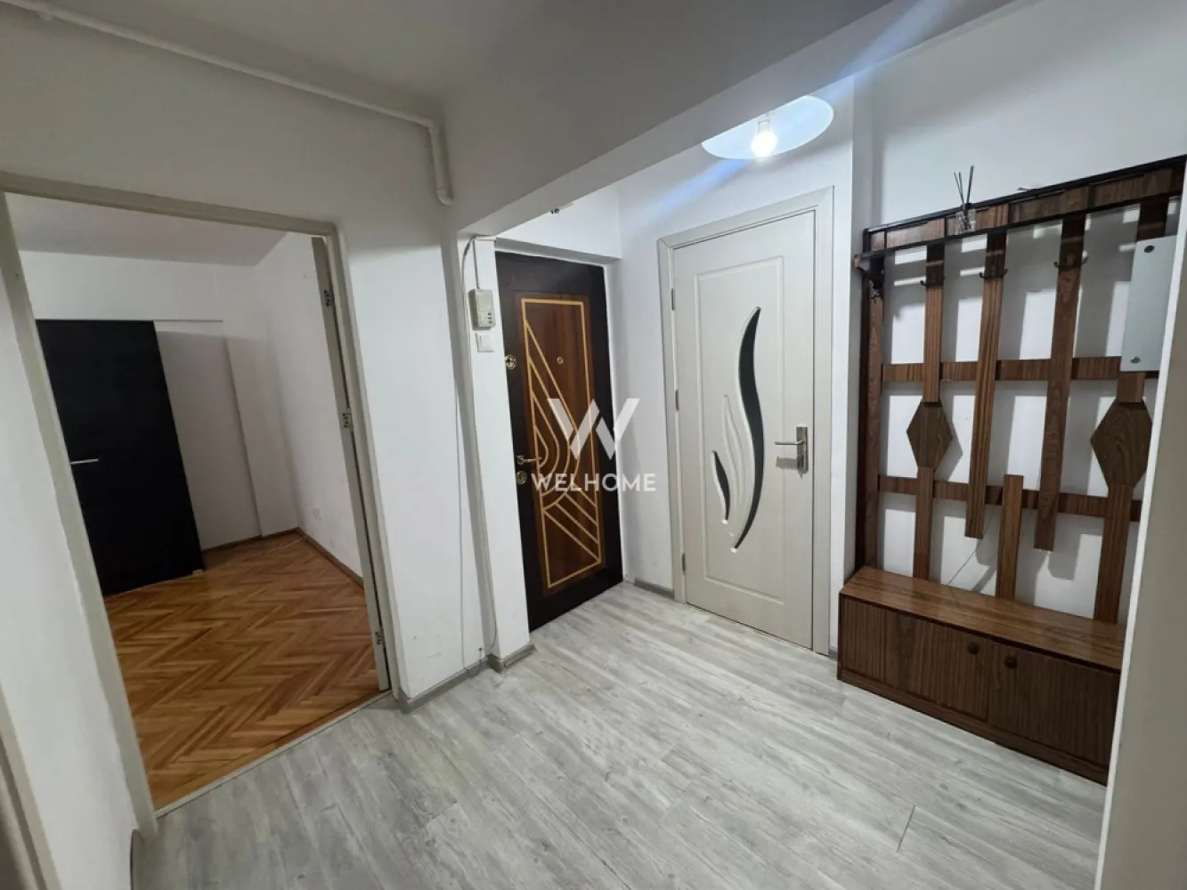 Apartament de inchiriat, 2 camere, Strand, Sibiu - Va oferim spre inchiriere un apartament total decomandat, situat la etajul 1 al unui bloc de pe strada Bihorului din cartierul Strand (blocul cu Digi). In imediata apropiere: magazine, farmacii, statii de autobuz Apartamentul a fost recent eliberat, este complet mobilat (urmeaza sa fie adusa si o canapea noua) Compartimentare: hol, baie, dormitor cu iesire pe balcon, bucatarie inchisa cu camara, living spatios Pret inchiriere: 390 euro/luna, usor negociabil+ o luna garantie Comision agentie: 50% din contravaloarea unei chirii NU se accepta animale de companie Detalii: 0752.088.381- Roxana }}