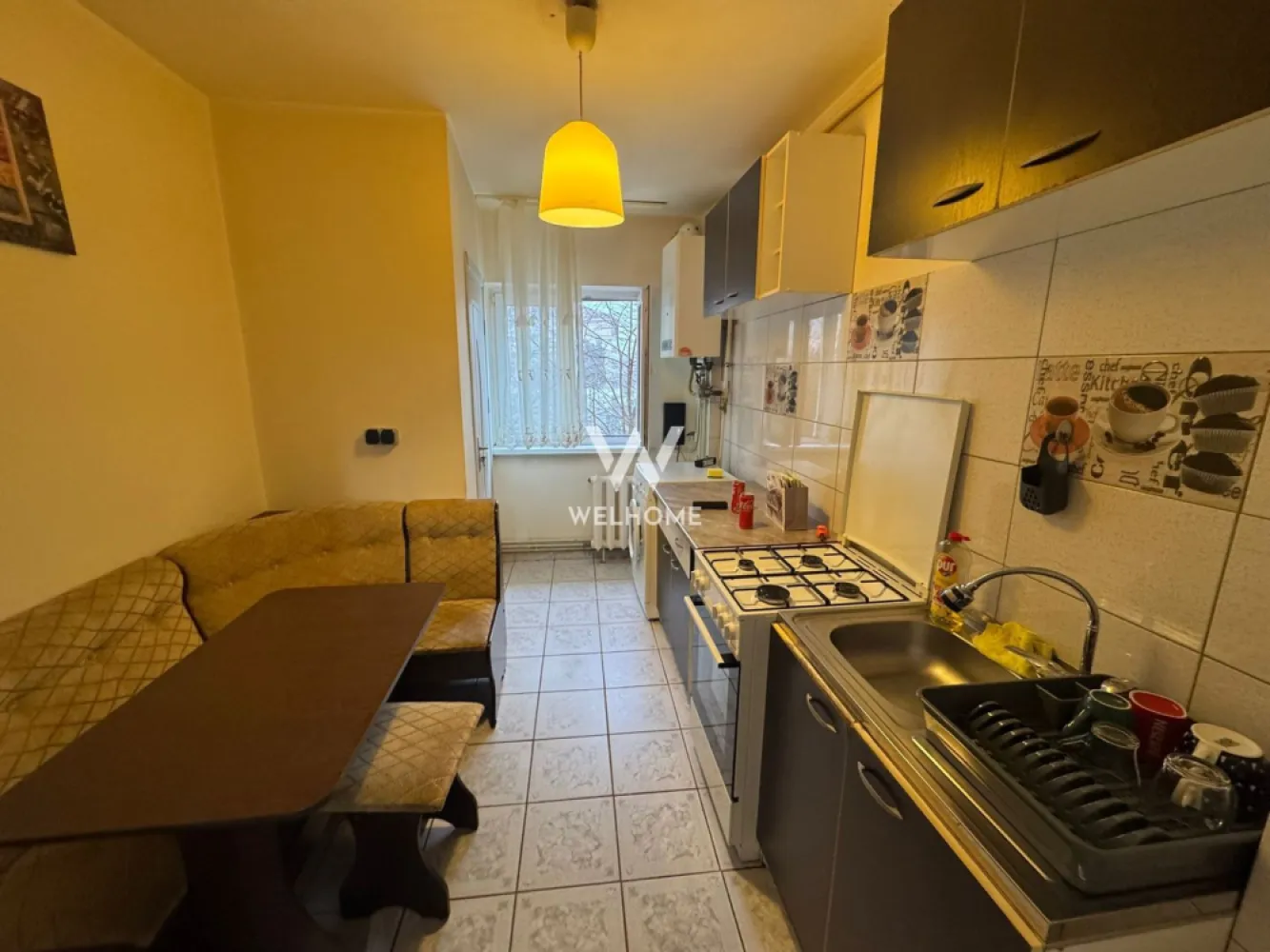 Apartament de inchiriat, 2 camere, Strand, Sibiu - Va oferim spre inchiriere un apartament total decomandat, situat la etajul 1 al unui bloc de pe strada Bihorului din cartierul Strand (blocul cu Digi). In imediata apropiere: magazine, farmacii, statii de autobuz Apartamentul a fost recent eliberat, este complet mobilat (urmeaza sa fie adusa si o canapea noua) Compartimentare: hol, baie, dormitor cu iesire pe balcon, bucatarie inchisa cu camara, living spatios Pret inchiriere: 390 euro/luna, usor negociabil+ o luna garantie Comision agentie: 50% din contravaloarea unei chirii NU se accepta animale de companie Detalii: 0752.088.381- Roxana }}