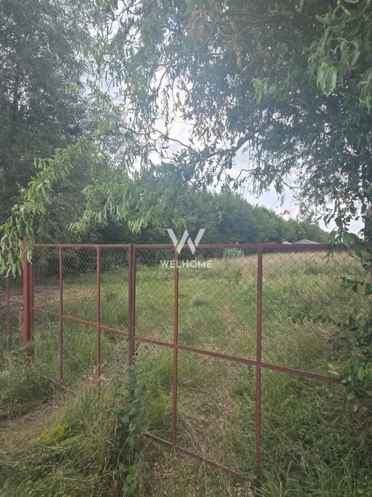 Teren intravilan - oportunitate investiție- cartierul Arhitecților - De vânzare teren intravilan cu suprafața de 675mp, situat în zona Cartierul Arhitecților, o zonă rezidențială în continuă dezvoltare, la câteva minute de centrul Sibiului. Terenul necesită PUZ, ceea ce oferă flexibilitate în dezvoltare. Ideal pentru construcția unei locuințe individuale sau pentru investiție pe termenmediu/lung. -Suprafață: 675mp -Zonă liniștită -Acces rapid către oraș -Preț 200eur/mp Pnetru informații suplimentare : 0743030351- Laura }}