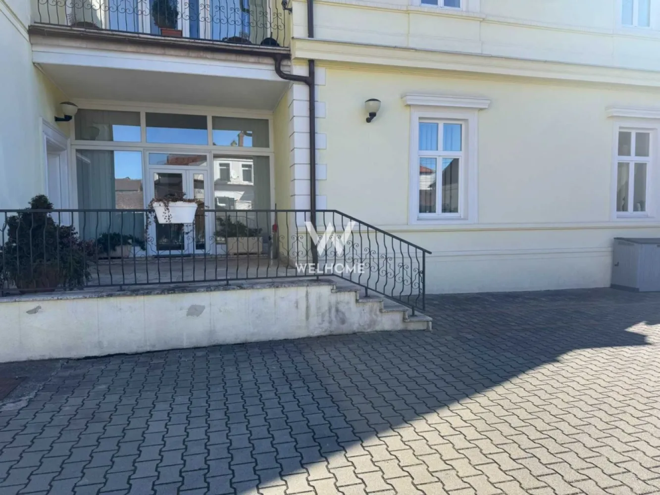 Spațiu birouri de închiriat - zonă centrală - Se închiriază spațiu pentru birouri în zonă centrală, ideal pentru activități de tip office, sediu firmă, cabinet sau servicii profesionale. 📍 Situat la parter, în zona centrală a orașului Sibiu, spațiul beneficiază de acces facil și vizibilitate bună, având două intrări separate (din două străzi diferite), ceea ce oferă flexibilitate în organizarea activității. 🔹 Suprafață utilă: 200 mp 🔹 Compartimentare practică: 7 încăperi / birouri 2 holuri 2 băi 1 terasă Spațiul se predă nemobilat, la stadiul de alb, cu parchet montat și băi complet funcționale, oferind posibilitatea amenajării în funcție de nevoile chiriașului. ✔️ Utilități contorizate individual ✔️ Încălzire pe gaz ✔️ Energie electrică ✔️ Internet ✔️ Sistem de alarmă ✔️ 2 locuri de parcare în curte 💰 Preț: 12 euro/mp + TVA (negociabil) Comision: 50% din prețul unei chirii 📅 Disponibil din: 15.03.2026 Tel: 0753277310 - Ciprian }}