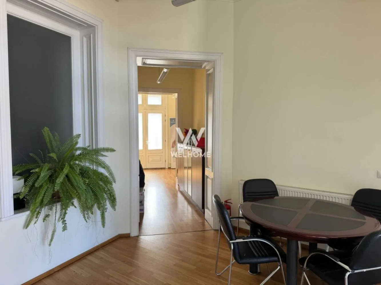 Spațiu birouri de închiriat - zonă centrală - Se închiriază spațiu pentru birouri în zonă centrală, ideal pentru activități de tip office, sediu firmă, cabinet sau servicii profesionale. 📍 Situat la parter, în zona centrală a orașului Sibiu, spațiul beneficiază de acces facil și vizibilitate bună, având două intrări separate (din două străzi diferite), ceea ce oferă flexibilitate în organizarea activității. 🔹 Suprafață utilă: 200 mp 🔹 Compartimentare practică: 7 încăperi / birouri 2 holuri 2 băi 1 terasă Spațiul se predă nemobilat, la stadiul de alb, cu parchet montat și băi complet funcționale, oferind posibilitatea amenajării în funcție de nevoile chiriașului. ✔️ Utilități contorizate individual ✔️ Încălzire pe gaz ✔️ Energie electrică ✔️ Internet ✔️ Sistem de alarmă ✔️ 2 locuri de parcare în curte 💰 Preț: 12 euro/mp + TVA (negociabil) Comision: 50% din prețul unei chirii 📅 Disponibil din: 15.03.2026 Tel: 0753277310 - Ciprian }}