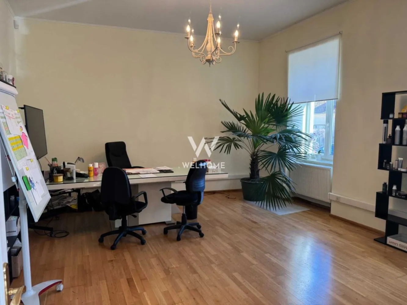 Spațiu birouri de închiriat - zonă centrală - Se închiriază spațiu pentru birouri în zonă centrală, ideal pentru activități de tip office, sediu firmă, cabinet sau servicii profesionale. 📍 Situat la parter, în zona centrală a orașului Sibiu, spațiul beneficiază de acces facil și vizibilitate bună, având două intrări separate (din două străzi diferite), ceea ce oferă flexibilitate în organizarea activității. 🔹 Suprafață utilă: 200 mp 🔹 Compartimentare practică: 7 încăperi / birouri 2 holuri 2 băi 1 terasă Spațiul se predă nemobilat, la stadiul de alb, cu parchet montat și băi complet funcționale, oferind posibilitatea amenajării în funcție de nevoile chiriașului. ✔️ Utilități contorizate individual ✔️ Încălzire pe gaz ✔️ Energie electrică ✔️ Internet ✔️ Sistem de alarmă ✔️ 2 locuri de parcare în curte 💰 Preț: 12 euro/mp + TVA (negociabil) Comision: 50% din prețul unei chirii 📅 Disponibil din: 15.03.2026 Tel: 0753277310 - Ciprian }}