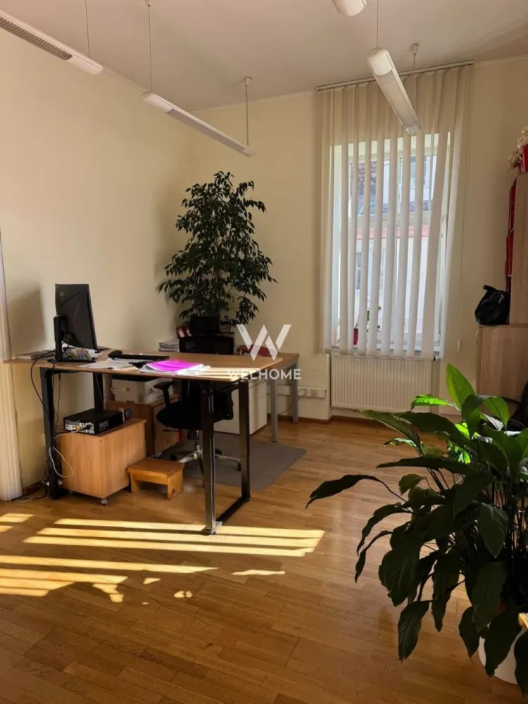 Spațiu birouri de închiriat - zonă centrală - Se închiriază spațiu pentru birouri în zonă centrală, ideal pentru activități de tip office, sediu firmă, cabinet sau servicii profesionale. 📍 Situat la parter, în zona centrală a orașului Sibiu, spațiul beneficiază de acces facil și vizibilitate bună, având două intrări separate (din două străzi diferite), ceea ce oferă flexibilitate în organizarea activității. 🔹 Suprafață utilă: 200 mp 🔹 Compartimentare practică: 7 încăperi / birouri 2 holuri 2 băi 1 terasă Spațiul se predă nemobilat, la stadiul de alb, cu parchet montat și băi complet funcționale, oferind posibilitatea amenajării în funcție de nevoile chiriașului. ✔️ Utilități contorizate individual ✔️ Încălzire pe gaz ✔️ Energie electrică ✔️ Internet ✔️ Sistem de alarmă ✔️ 2 locuri de parcare în curte 💰 Preț: 12 euro/mp + TVA (negociabil) Comision: 50% din prețul unei chirii 📅 Disponibil din: 15.03.2026 Tel: 0753277310 - Ciprian }}