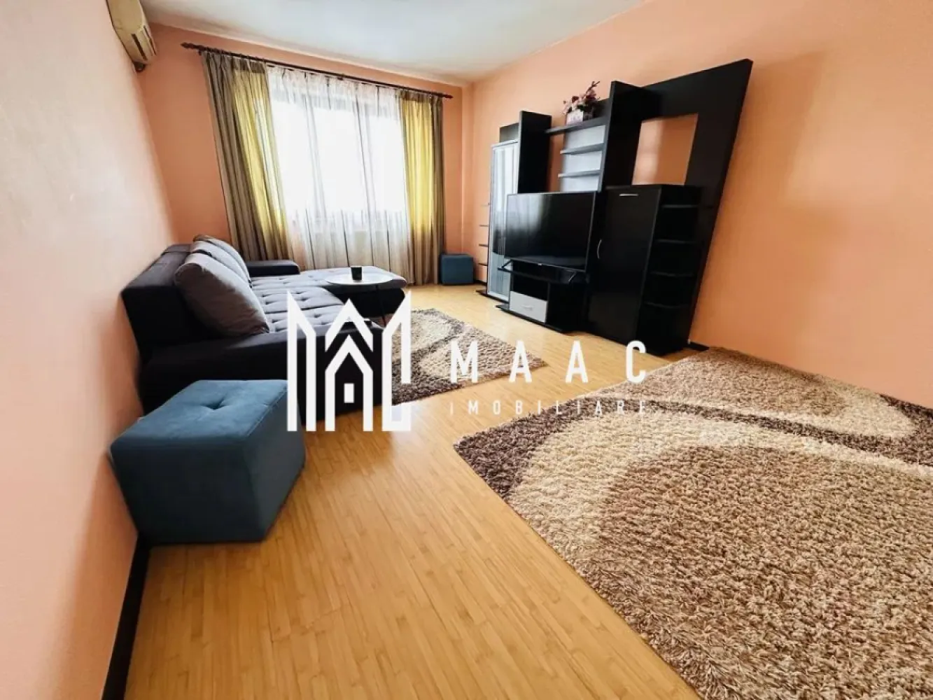Apartament 3 camere | 70 MP | Decomandat | Vasile Aaron - MAAC Imobiliare vă prezintă spre vânzare un apartament cu 3 camere, decomandat, situat în zona Vasile Aaron. Caracteristici: Apartament cu 3 camere, decomandat. Suprafață utilă de 70 mp. Situat la etajul 5/5. Compartimentare: Hol de acces. Living. Două dormitoare. Bucătărie separată. Baie principală dotată cu cadă și geam pentru aerisire naturală. Grup sanitar de serviciu cu chiuvetă. Vedere și ambient: Vedere panoramică spre munți. Lumină naturală pe tot parcursul zilei. Stare și predare: Apartamentul se vinde complet mobilat și utilat, exact ca în fotografii. Gata pentru mutare imediată sau pentru investiție, fără necesitatea unor lucrări suplimentare. Pentru mai multe detalii precizati telefonic ca ati vazut anuntul cu ID: CP2928890 }}