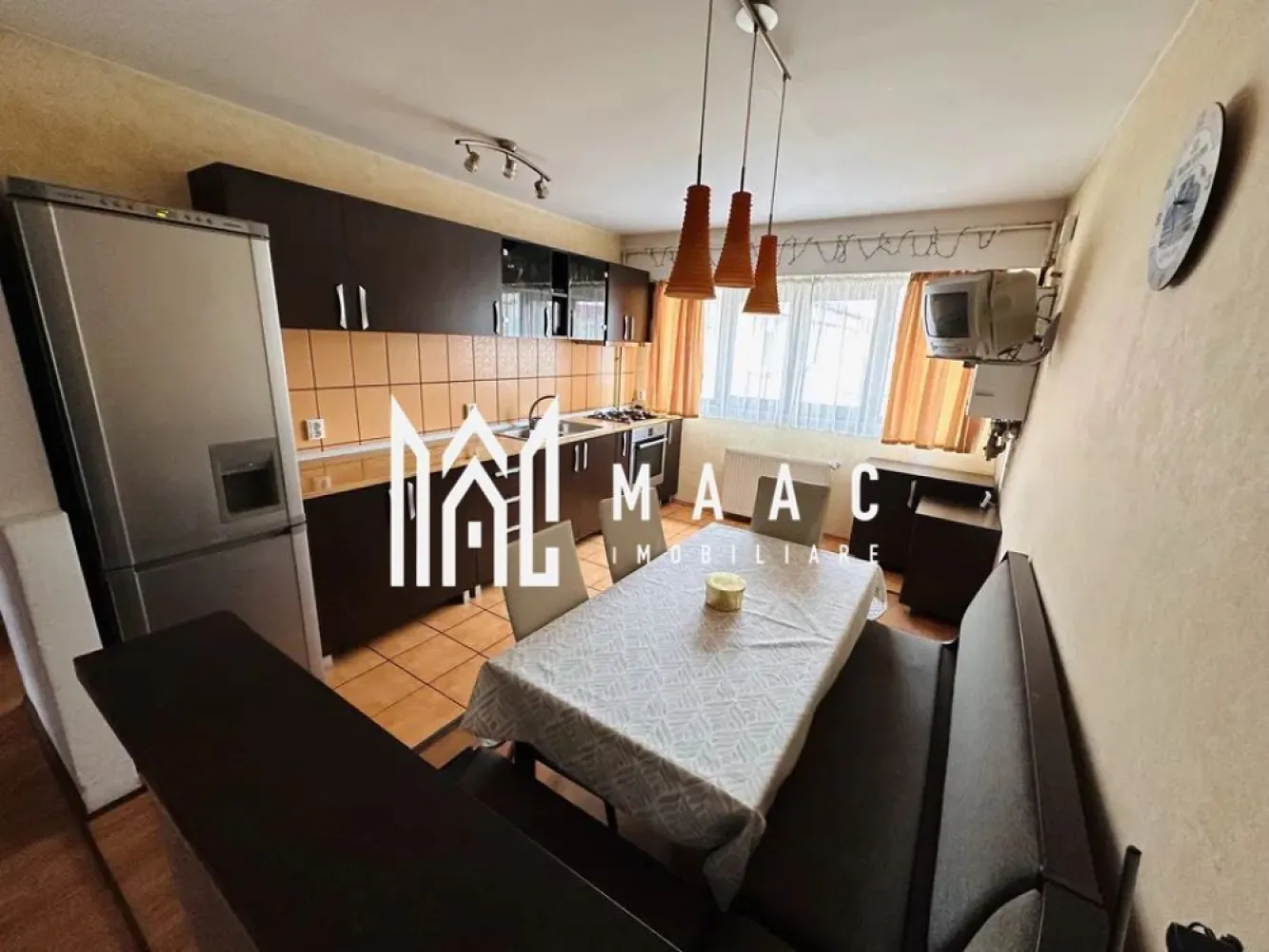 Apartament 3 camere | 70 MP | Decomandat | Vasile Aaron - MAAC Imobiliare vă prezintă spre vânzare un apartament cu 3 camere, decomandat, situat în zona Vasile Aaron. Caracteristici: Apartament cu 3 camere, decomandat. Suprafață utilă de 70 mp. Situat la etajul 5/5. Compartimentare: Hol de acces. Living. Două dormitoare. Bucătărie separată. Baie principală dotată cu cadă și geam pentru aerisire naturală. Grup sanitar de serviciu cu chiuvetă. Vedere și ambient: Vedere panoramică spre munți. Lumină naturală pe tot parcursul zilei. Stare și predare: Apartamentul se vinde complet mobilat și utilat, exact ca în fotografii. Gata pentru mutare imediată sau pentru investiție, fără necesitatea unor lucrări suplimentare. Pentru mai multe detalii precizati telefonic ca ati vazut anuntul cu ID: CP2928890 }}