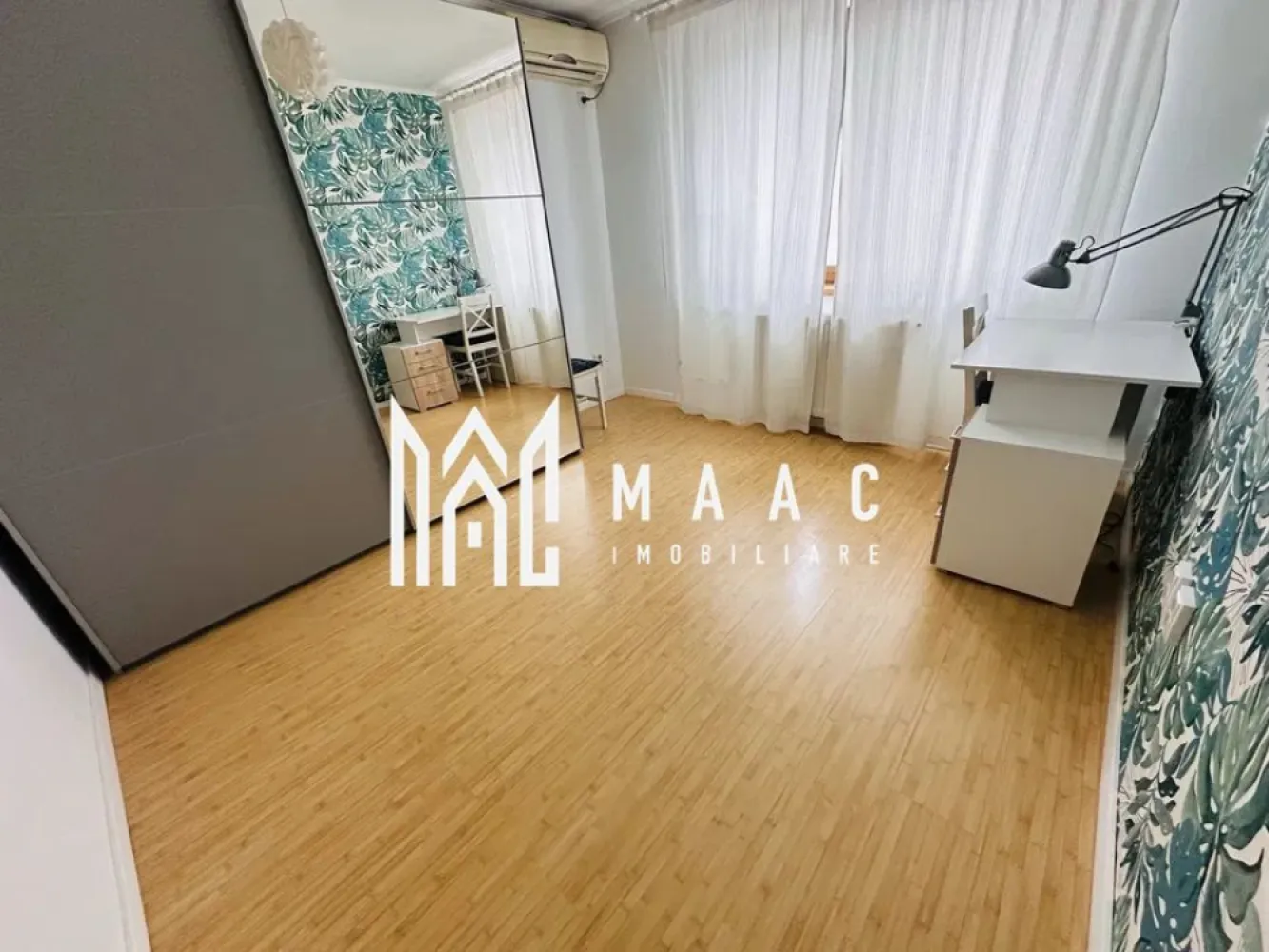 Apartament 3 camere | 70 MP | Decomandat | Vasile Aaron - MAAC Imobiliare vă prezintă spre vânzare un apartament cu 3 camere, decomandat, situat în zona Vasile Aaron. Caracteristici: Apartament cu 3 camere, decomandat. Suprafață utilă de 70 mp. Situat la etajul 5/5. Compartimentare: Hol de acces. Living. Două dormitoare. Bucătărie separată. Baie principală dotată cu cadă și geam pentru aerisire naturală. Grup sanitar de serviciu cu chiuvetă. Vedere și ambient: Vedere panoramică spre munți. Lumină naturală pe tot parcursul zilei. Stare și predare: Apartamentul se vinde complet mobilat și utilat, exact ca în fotografii. Gata pentru mutare imediată sau pentru investiție, fără necesitatea unor lucrări suplimentare. Pentru mai multe detalii precizati telefonic ca ati vazut anuntul cu ID: CP2928890 }}