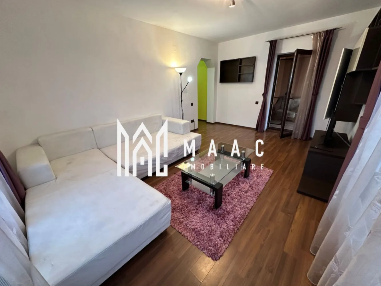 Apartament 2 camere | Etaj2 | Balcon | Decomandat | Selimbar - MAAC Imobiliare vă propune spre vânzare un apartament cu 2 camere, complet mobilat și utilat, situat în Șelimbăr. Caracteristici: Apartament cu 2 camere, decomandat Suprafață utilă: 69 mp Situat la etajul 2 al unui imobil cu regim de înălțime P+3 Bloc izolat termic An construcție: 2010 Încălzire prin calorifere, cu centrală termică proprie Loc de parcare suprateran. Compartimentare: Living, dormitor, bucătărie închisă, complet mobilată și utilată, baie dotată cu geam și cadă, hol. Terasa cu acces atât din living, cât și din bucătărie Avantaje: Zonă cu acces rapid la magazine, farmacii, școli, mijloace de transport și alte puncte de interes Ideal atât pentru locuință personală, cât și pentru investiție. Pentru mai multe detalii precizati telefonic ca ati vazut anuntul cu ID: CP2853322 }}