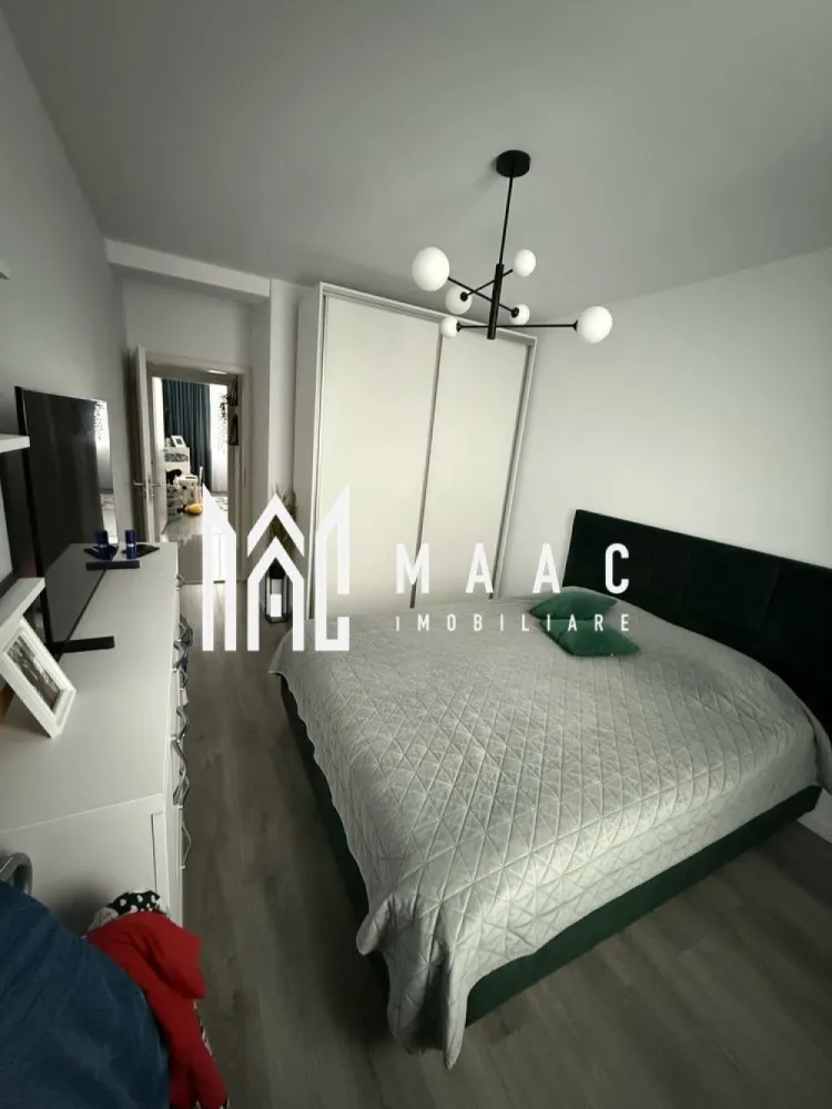 Apartament 3 camere I Etaj 2 I Balcon | Selimbar - MAAC Imobiliare vă propune spre vânzare un apartament modern cu 3 camere, situat în Șelimbăr, într-o zonă liniștită, cu acces facil către principalele puncte de interes ale orașului. Caracteristici principale: Suprafață utilă: optim compartimentată Compartimentare: Living spațios cu bucătărie open space 2 dormitoare de 13 mp și 14 mp Baie cu geam de aerisire Balcon generos Dotări și finisaje: Încălzire în pardoseală pentru confort termic sporit Geamuri tripan – izolație fonică și termică excelentă Aer condiționat Finisaje moderne, atent alese Apartamentul se află într-o zonă foarte căutată din Șelimbăr, ideală atât pentru locuință permanentă, cât și pentru investiție, cu acces rapid către magazine, școli, mijloace de transport și puncte comerciale importante. Pentru mai multe detalii și vizionări, precizati telefonic ca ati vazut anuntul cu ID: CP2772301 }}