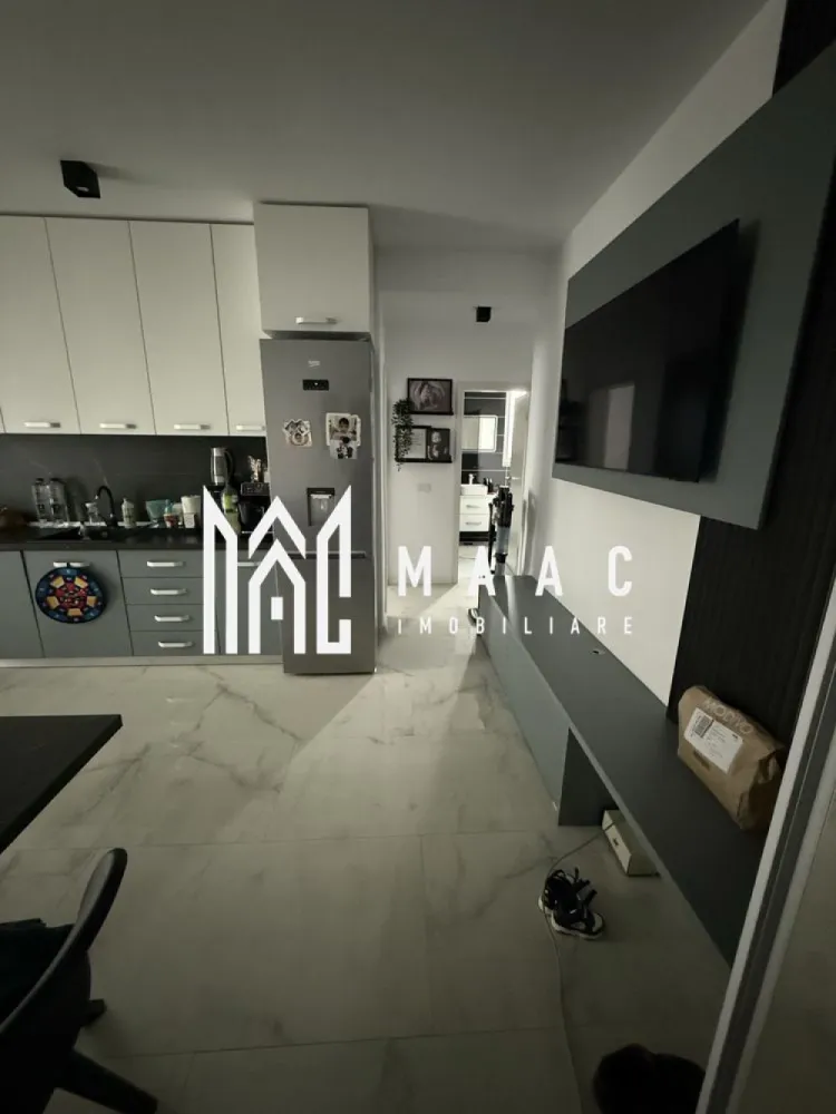 Apartament 3 camere I Etaj 2 I Balcon | Selimbar - MAAC Imobiliare vă propune spre vânzare un apartament modern cu 3 camere, situat în Șelimbăr, într-o zonă liniștită, cu acces facil către principalele puncte de interes ale orașului. Caracteristici principale: Suprafață utilă: optim compartimentată Compartimentare: Living spațios cu bucătărie open space 2 dormitoare de 13 mp și 14 mp Baie cu geam de aerisire Balcon generos Dotări și finisaje: Încălzire în pardoseală pentru confort termic sporit Geamuri tripan – izolație fonică și termică excelentă Aer condiționat Finisaje moderne, atent alese Apartamentul se află într-o zonă foarte căutată din Șelimbăr, ideală atât pentru locuință permanentă, cât și pentru investiție, cu acces rapid către magazine, școli, mijloace de transport și puncte comerciale importante. Pentru mai multe detalii și vizionări, precizati telefonic ca ati vazut anuntul cu ID: CP2772301 }}