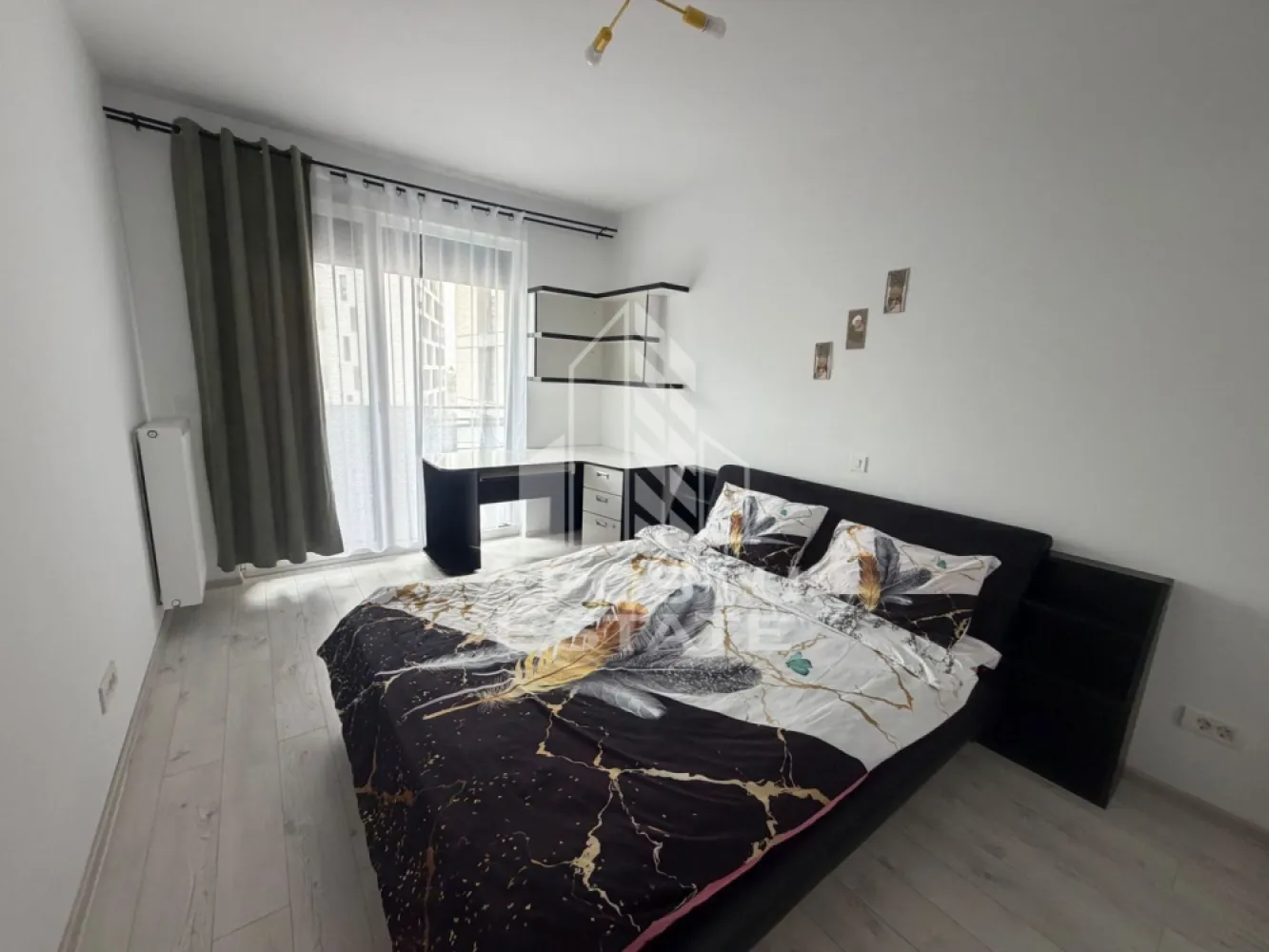 Apartament cu 2 camere de închiriat, Iris , Zona Aradului,Timisoara - Agentia imobiliara APOSTU ESTATE va propune spre inchiriere un apartament cu 2 camere, spatios si luminos, situat in zona Aradului , o zona linistita si bine pozitionata din Timisoara, potrivit pentru cupluri,familii, sau studenti care isi doresc o locuinta unde sa se simta confortabil si cu acces facil catre scoli, statii de autobuz, supermarketuri , magazine de zona, parcuri.

Suprafata utila: 56 mp
Compartimentare eficienta:
-Hol de acces generos
-Bucatarie complet mobilata si utilata, cu loc de luat masa
-Living luminos si spatios
-Dormitor mobilat si utilat
-Baie 
-Balcon mare de 13 mp 

Confort si facilitati:
-Incalzirea apartamentului: centrala proprie 
-Apartamentul este complet mobilat si utilat de către proprietar 
Localizare:
-Timis,Timisoara, zona Aradului – acces facil spre magazine, supermarketul Lidl, scoli, parcuri si mijloace de transport in comun.

Ideal pentru:
-Familii
-Cupluri
-Studenti
Pret chirie lunara: 450 euro 
Programeaza o vizionare pentru a-ti putea imagina viitorul aici!
ID intern: CP3193006