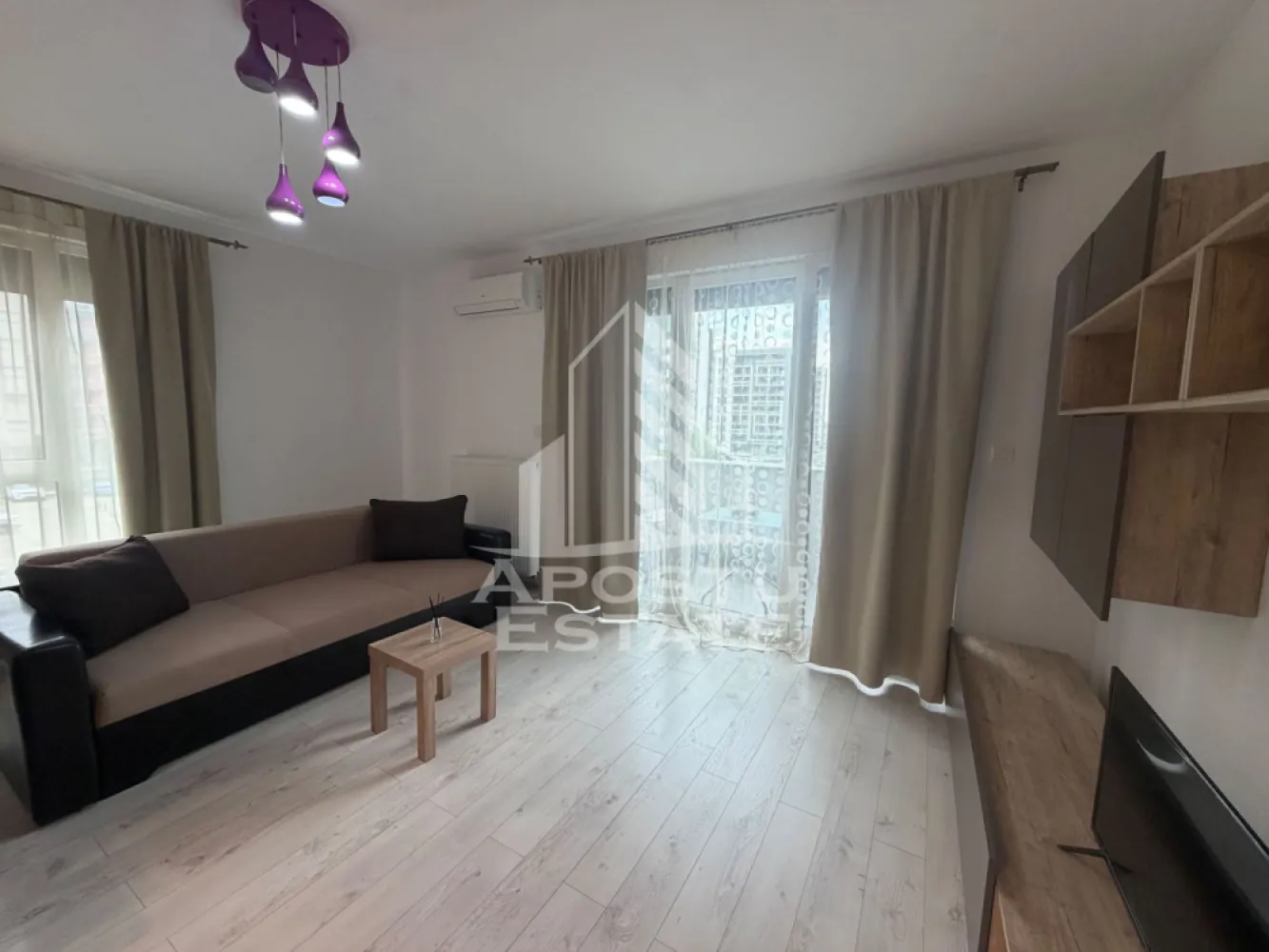 Apartament cu 2 camere de închiriat, Iris , Zona Aradului,Timisoara - Agentia imobiliara APOSTU ESTATE va propune spre inchiriere un apartament cu 2 camere, spatios si luminos, situat in zona Aradului , o zona linistita si bine pozitionata din Timisoara, potrivit pentru cupluri,familii, sau studenti care isi doresc o locuinta unde sa se simta confortabil si cu acces facil catre scoli, statii de autobuz, supermarketuri , magazine de zona, parcuri.

Suprafata utila: 56 mp
Compartimentare eficienta:
-Hol de acces generos
-Bucatarie complet mobilata si utilata, cu loc de luat masa
-Living luminos si spatios
-Dormitor mobilat si utilat
-Baie 
-Balcon mare de 13 mp 

Confort si facilitati:
-Incalzirea apartamentului: centrala proprie 
-Apartamentul este complet mobilat si utilat de către proprietar 
Localizare:
-Timis,Timisoara, zona Aradului – acces facil spre magazine, supermarketul Lidl, scoli, parcuri si mijloace de transport in comun.

Ideal pentru:
-Familii
-Cupluri
-Studenti
Pret chirie lunara: 450 euro 
Programeaza o vizionare pentru a-ti putea imagina viitorul aici!
ID intern: CP3193006